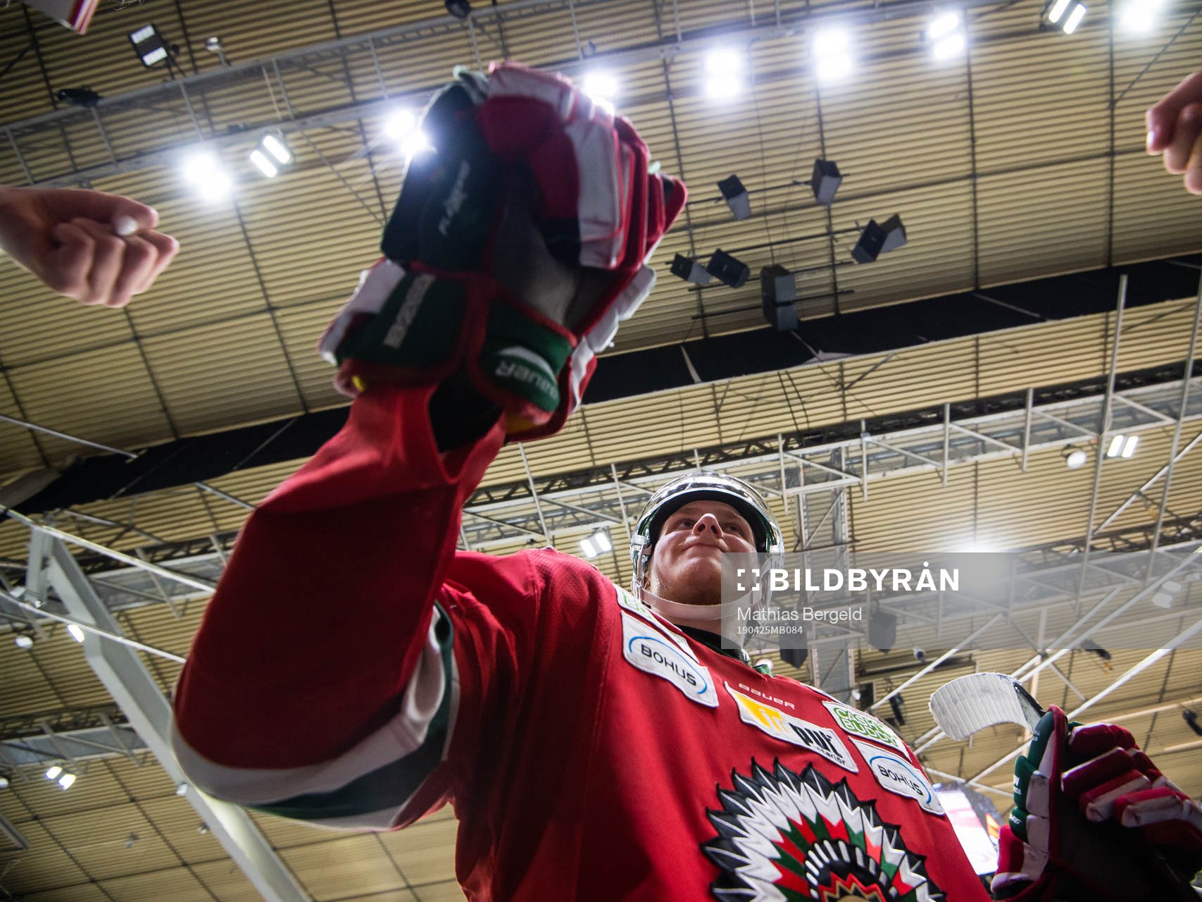 Frölundas Jacob Moverare jublar med fans