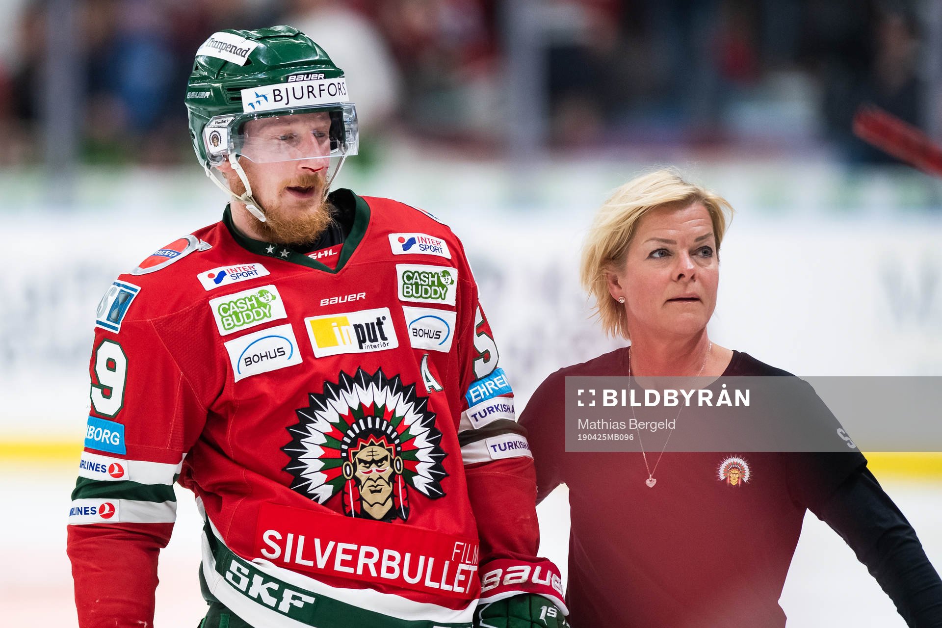 Frölundas Simon Hjalmarsson blöder från näsan och får