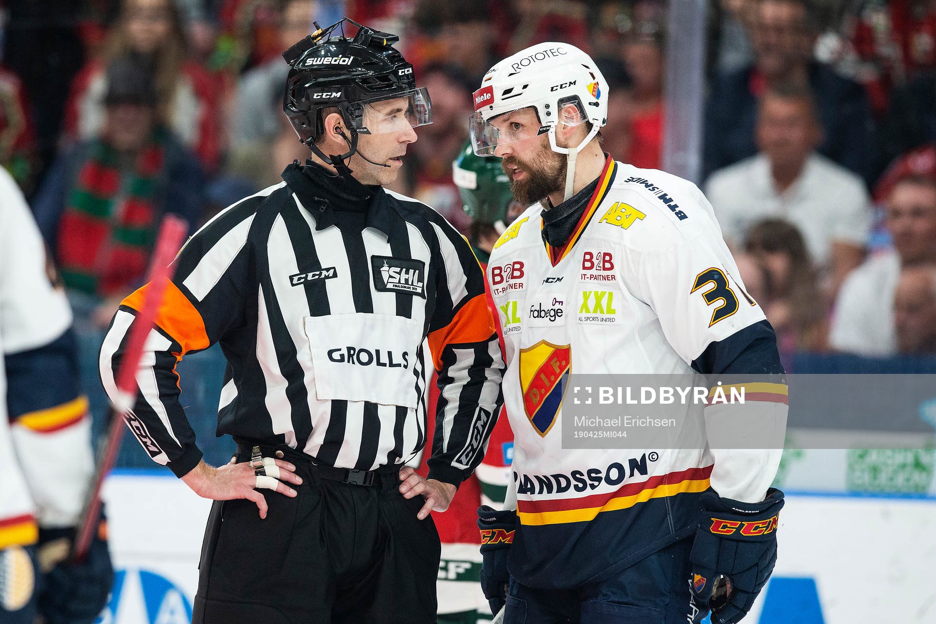 Domare Linus Öhlund i diskussion med Djurgårdens Dick