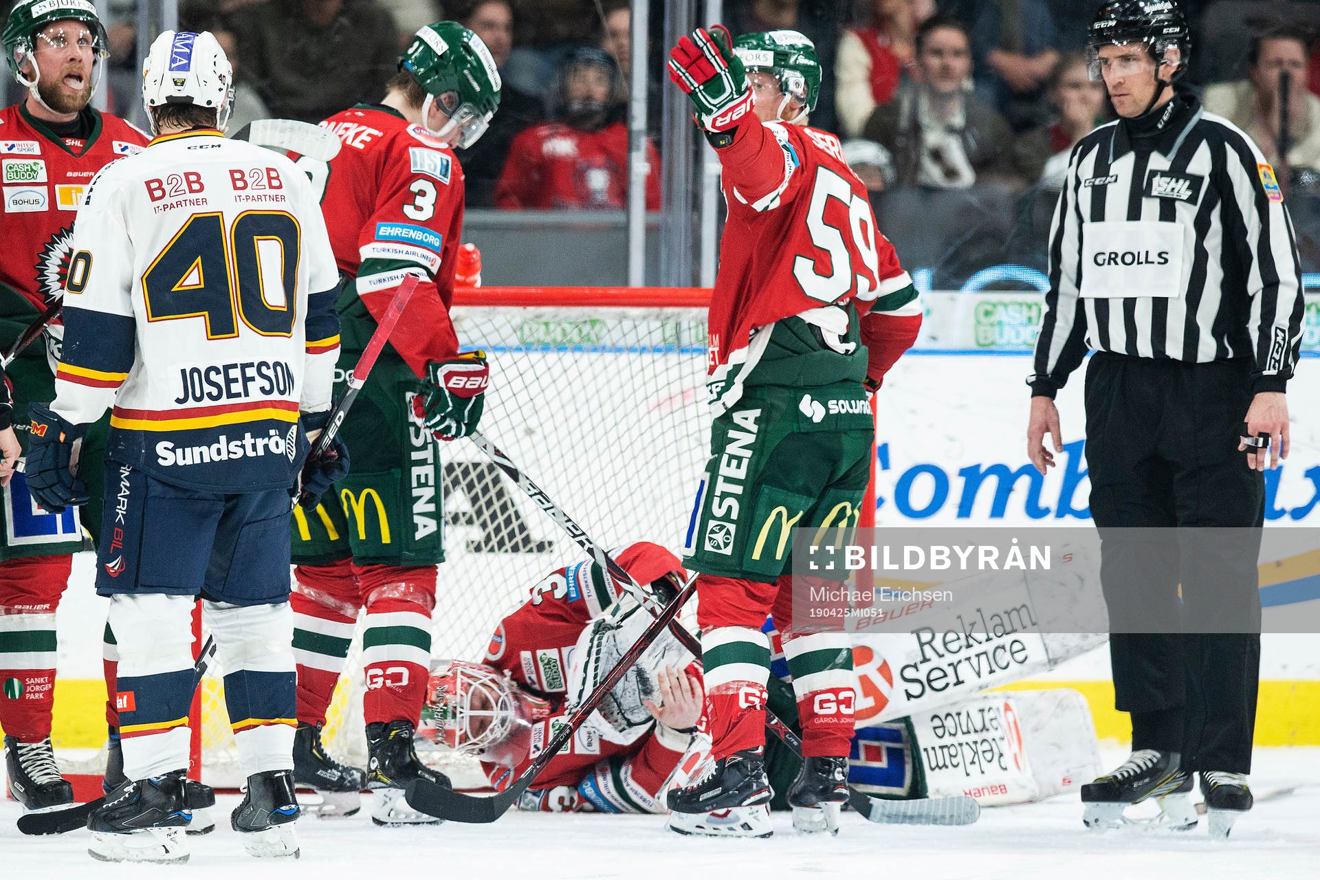Frölundas målvakt Johan Mattsson blir liggande