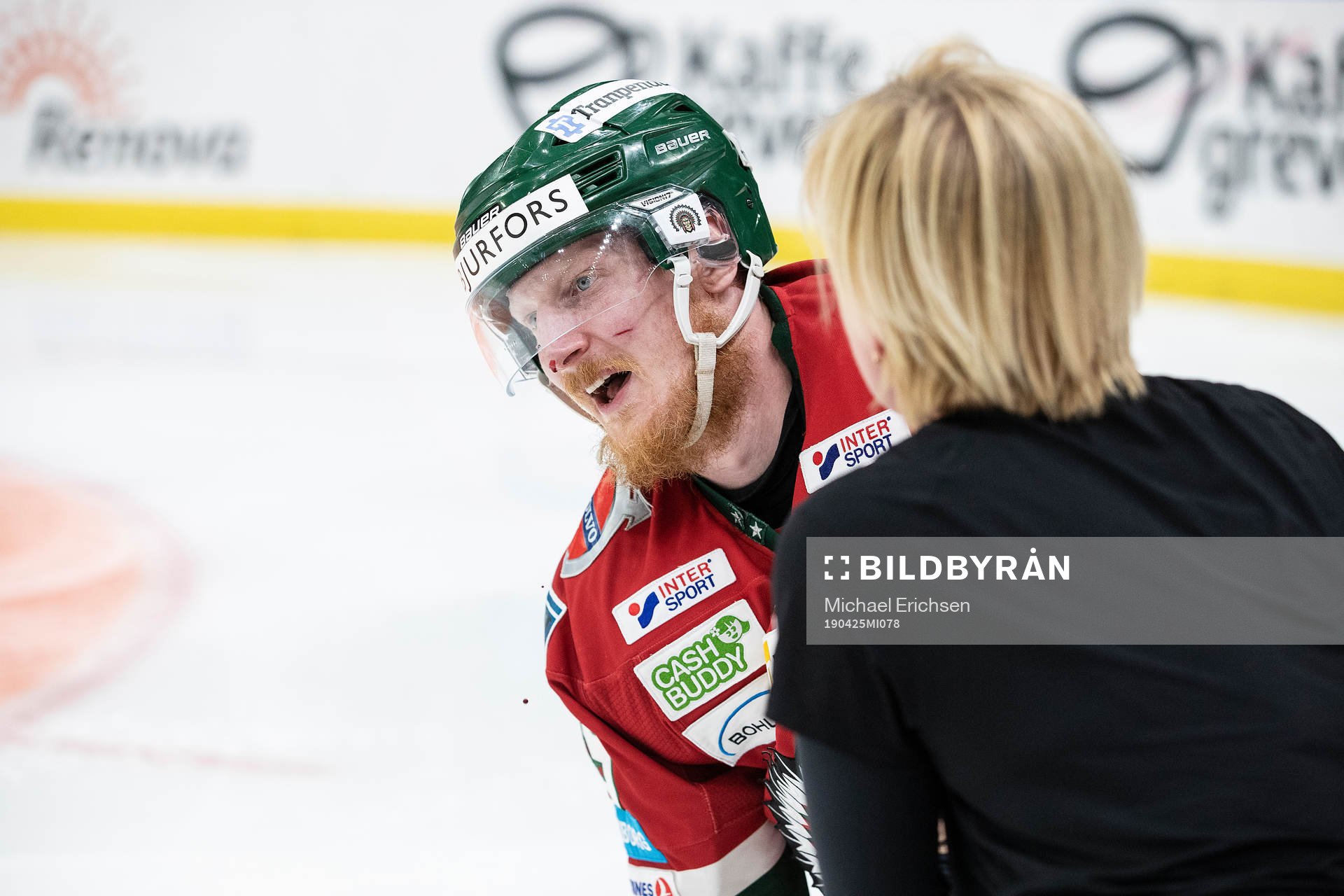 Frölundas Simon Hjalmarsson leds av isen