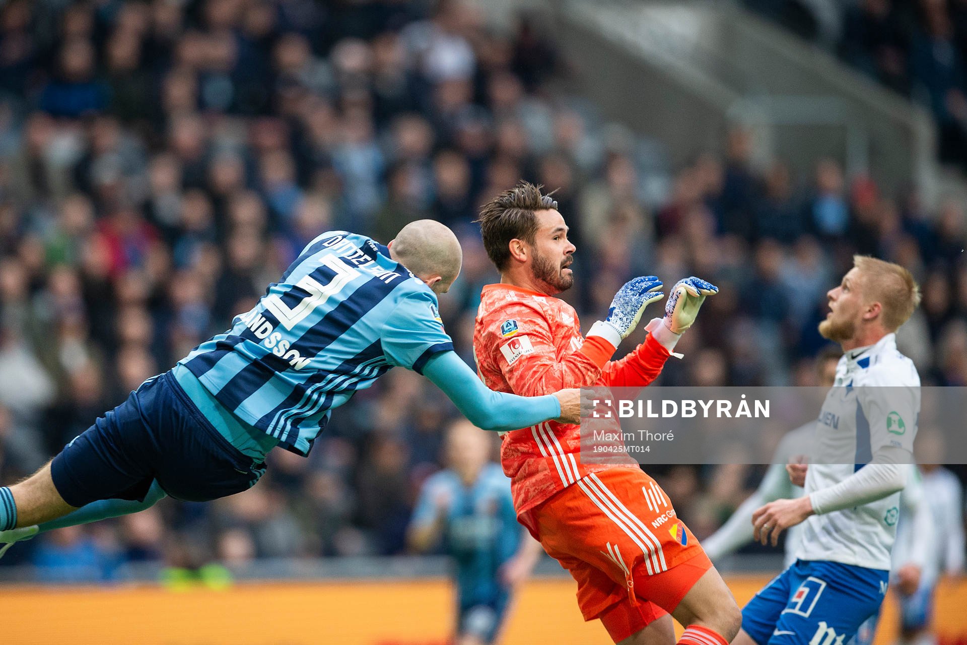 Djurgårdens Marcus Danielson kolliderar med målvakt Tommi