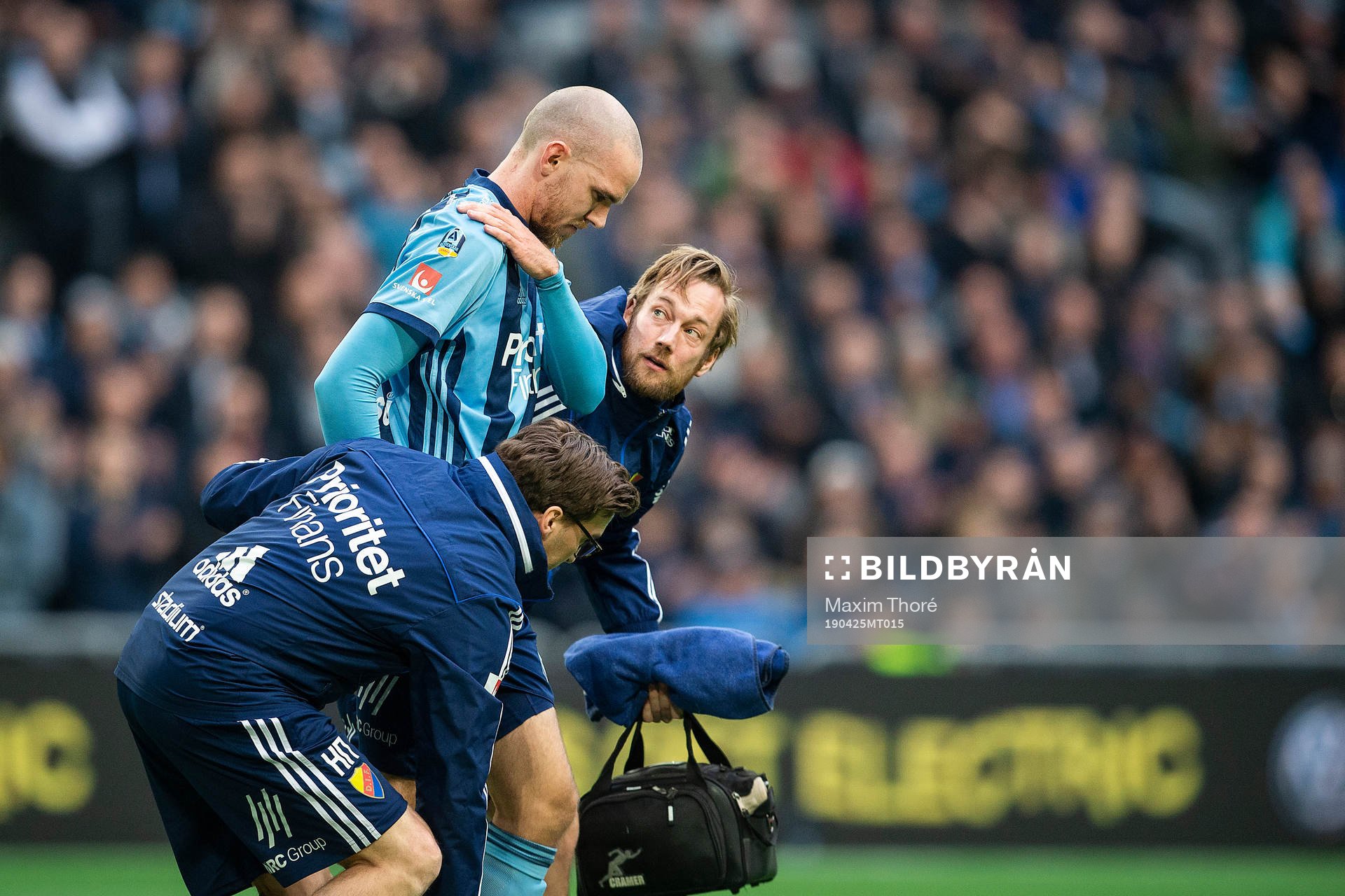 Djurgårdens Marcus Danielson får hjälp av planen