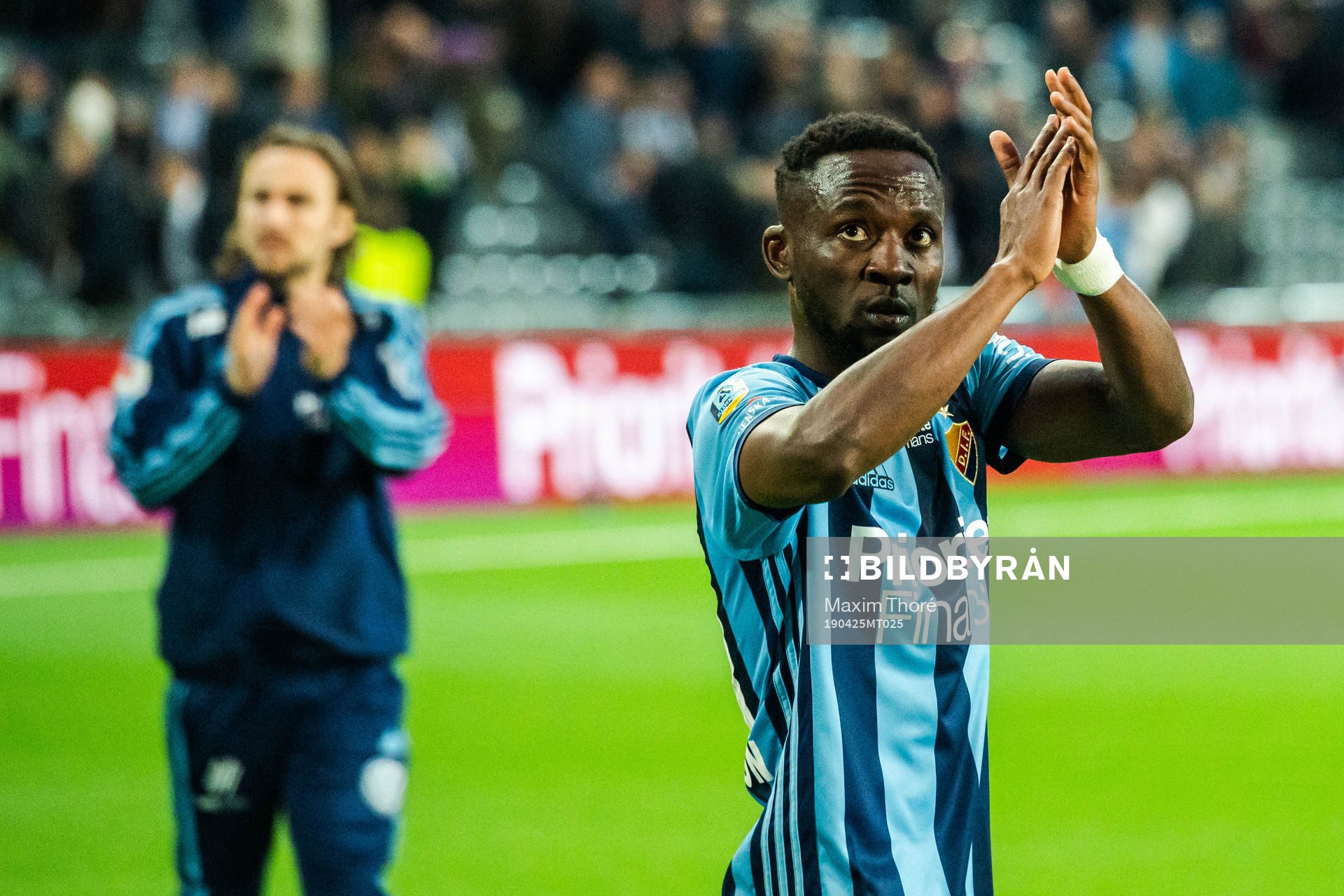 Djurgårdens Mohamed Buya Turay tackar publiken