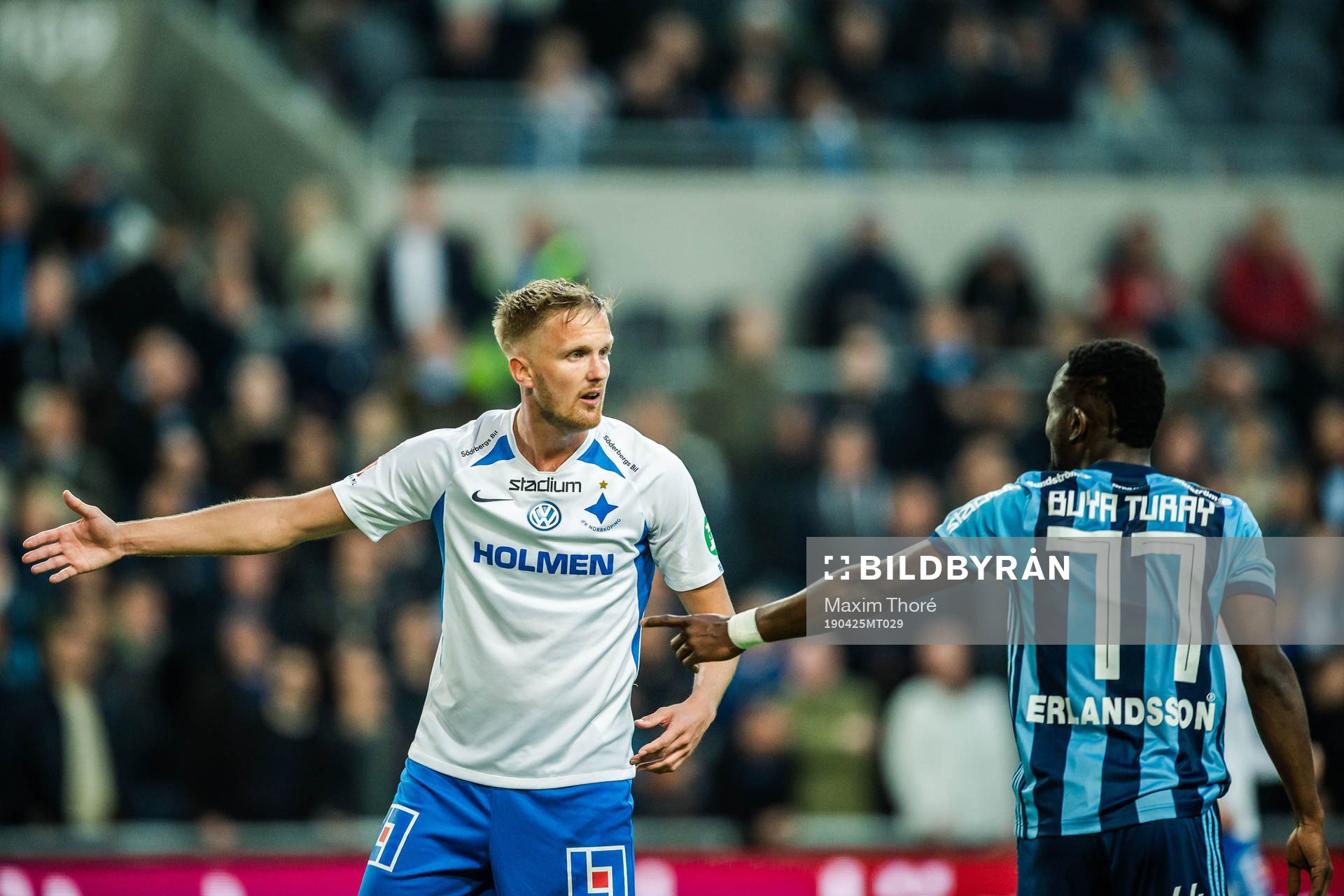 IFK Norrköpings Kasper Larsen i diskussion med