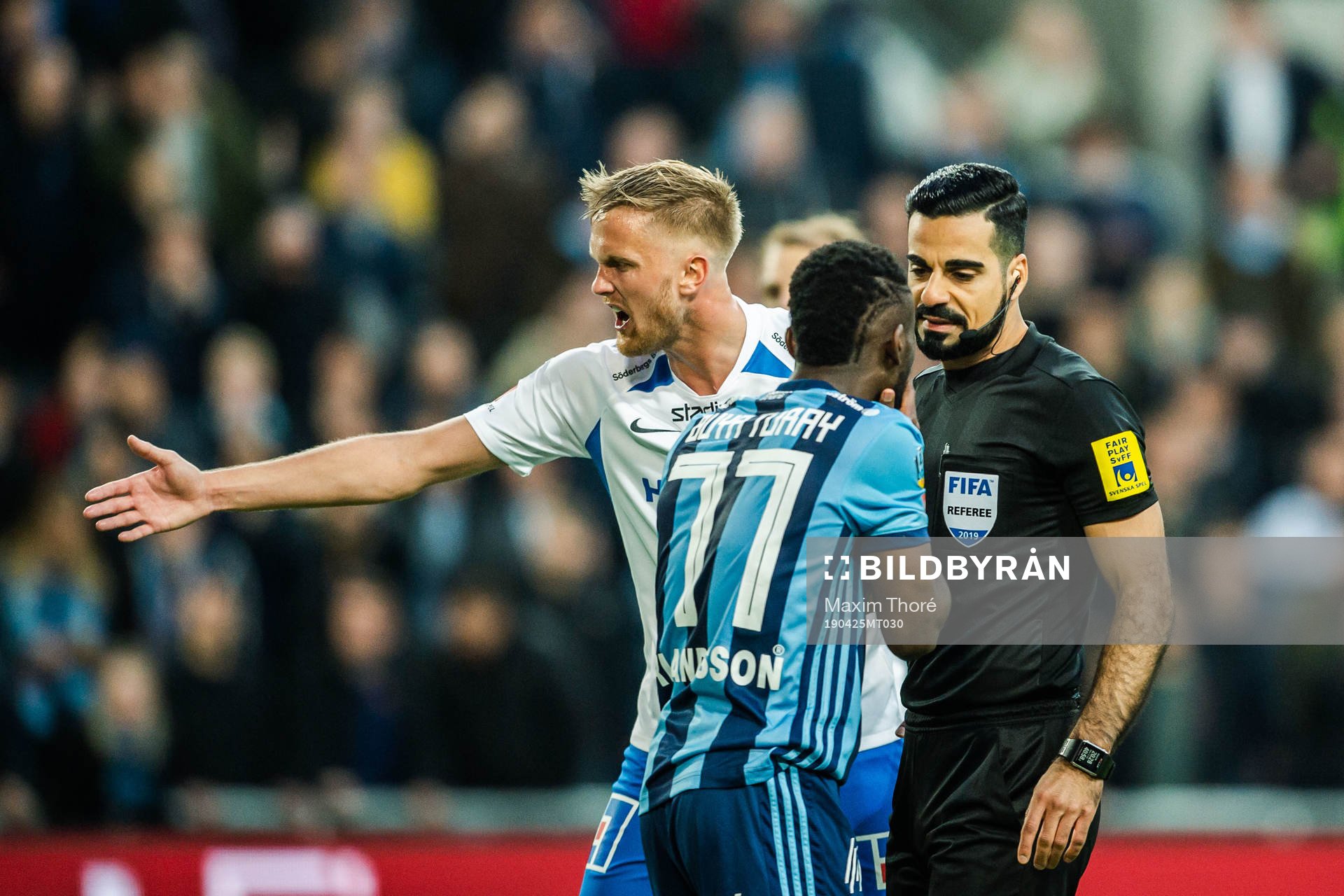 IFK Norrköpings Kasper Larsen i diskussion med