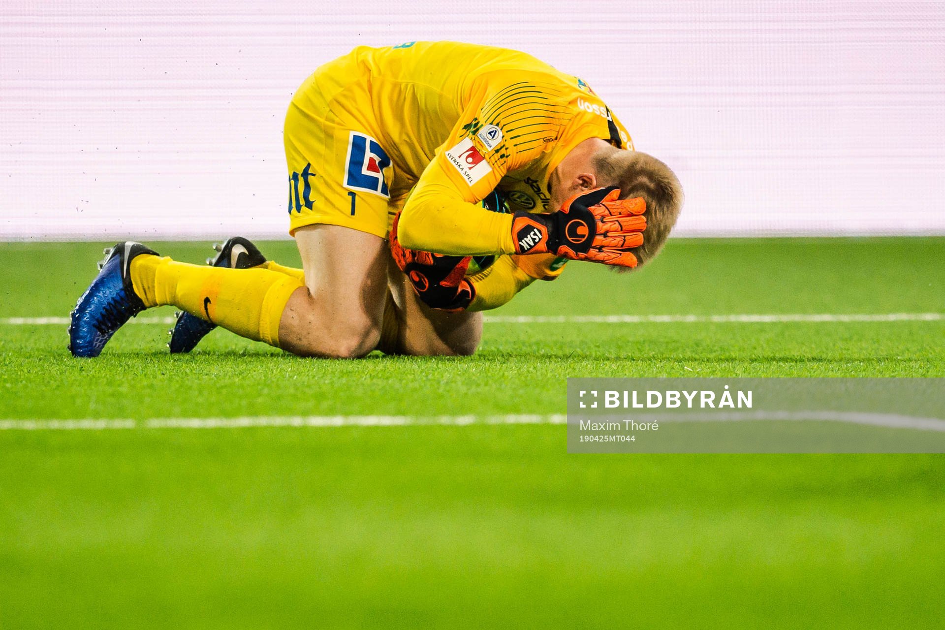 IFK Norrköpings målvakt Isak Pettersson tar sig för huvet under fotbollsmatchen i Allsvenskan mellan Djurgården och Norrköping den 25 april 2019 i Stockholm.