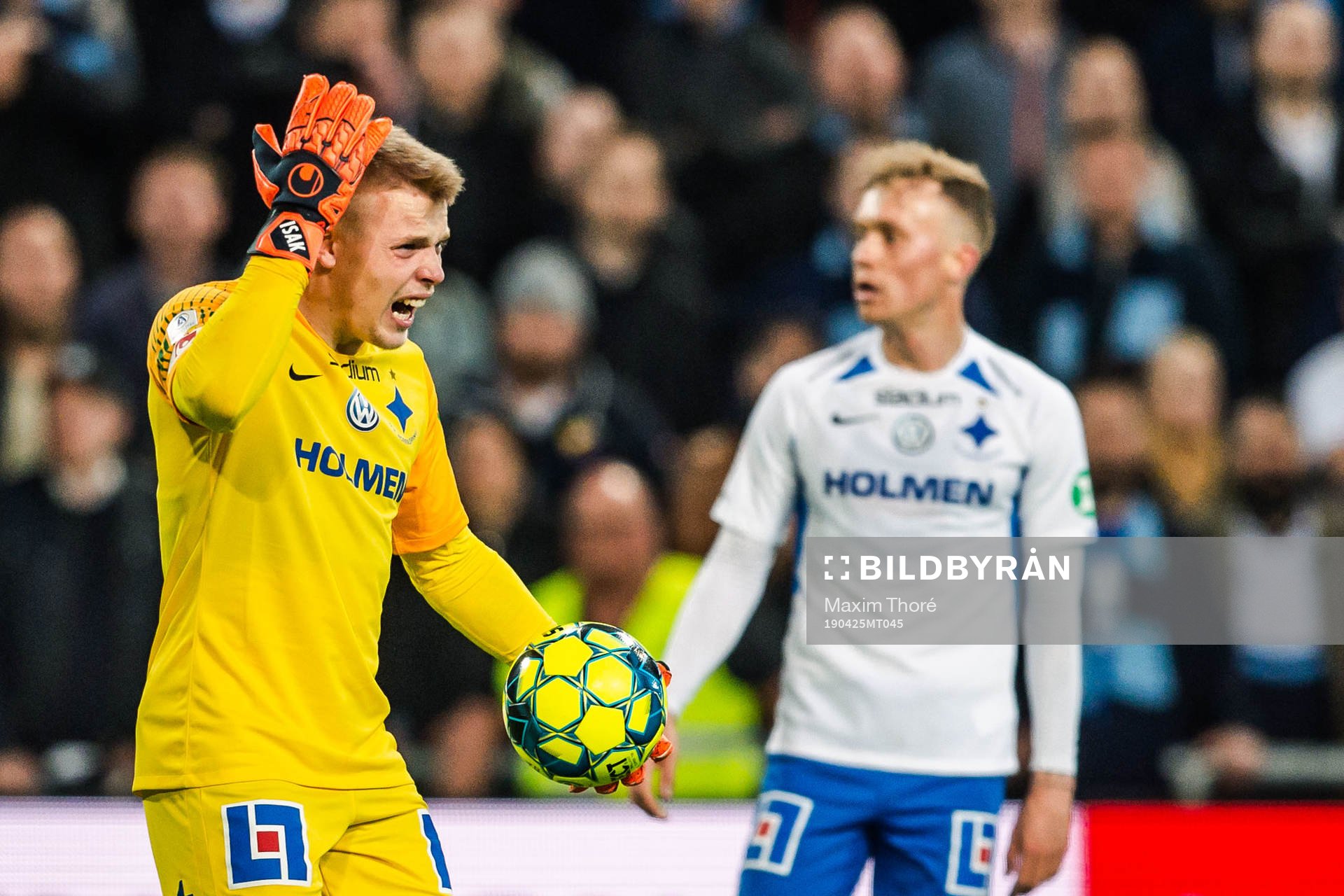 IFK Norrköpings målvakt Isak Pettersson tar sig för huvet