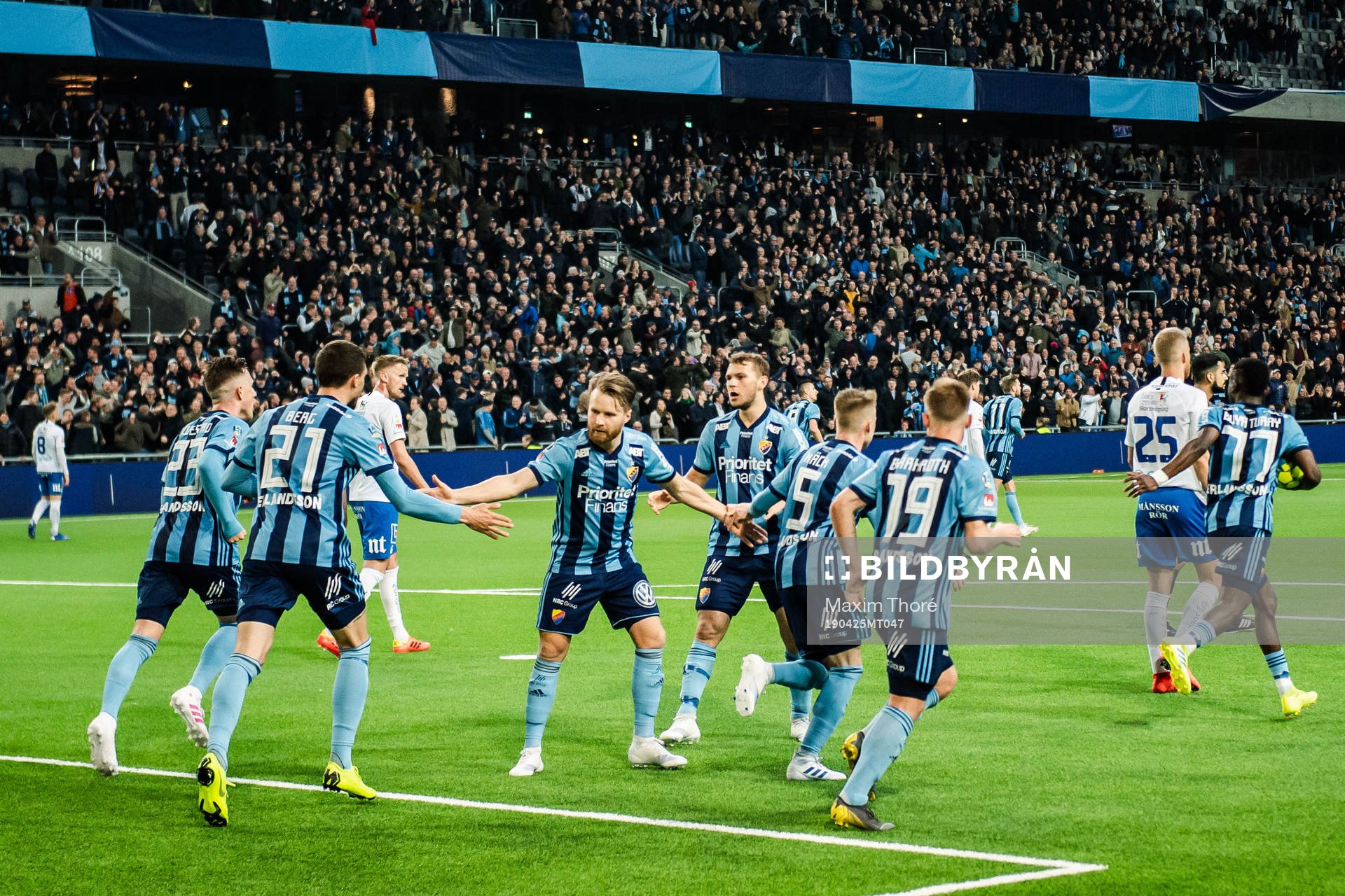Djurgårdens Erik Berg jublar med lagkamrater