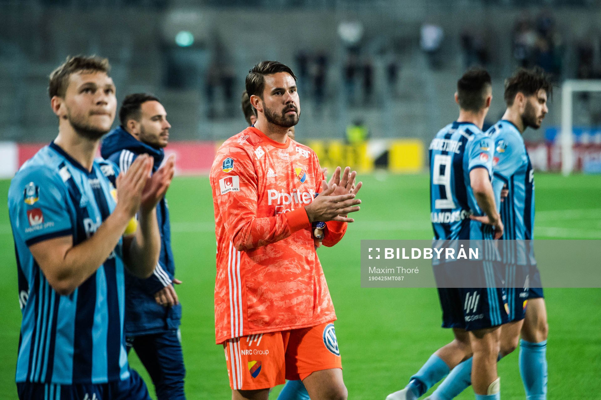 Djurgårdens målvakt Tommi Vaiho tackar publiken