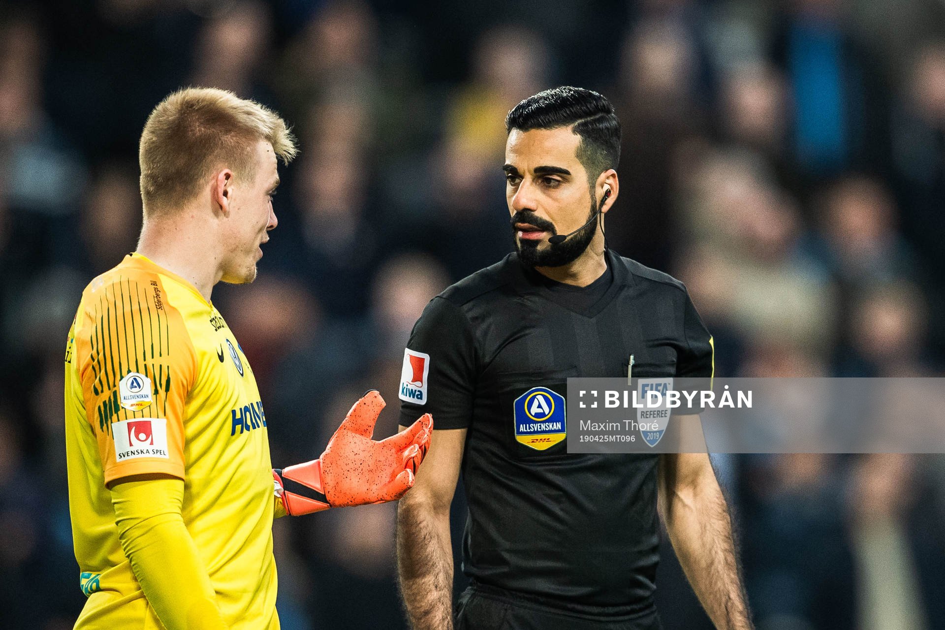 IFK Norrköpings målvakt Isak Pettersson i diskussion med