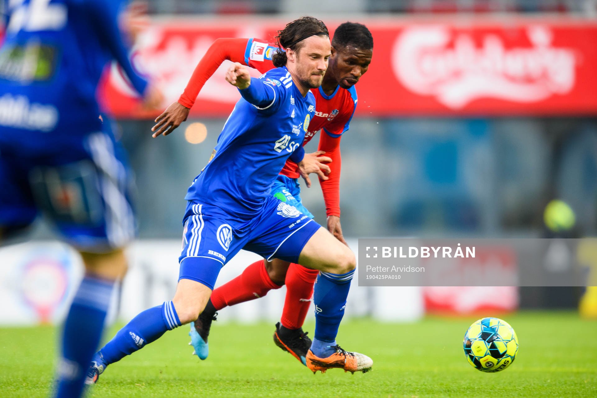 Sundsvalls Linus Hallenius i kamp med Helsingborgs Mohammed Abubakari under fotbollsmatchen i Allsvenskan mellan Helsingborg och GIF Sundsvall den 25 april 2019 i Helsingborg.