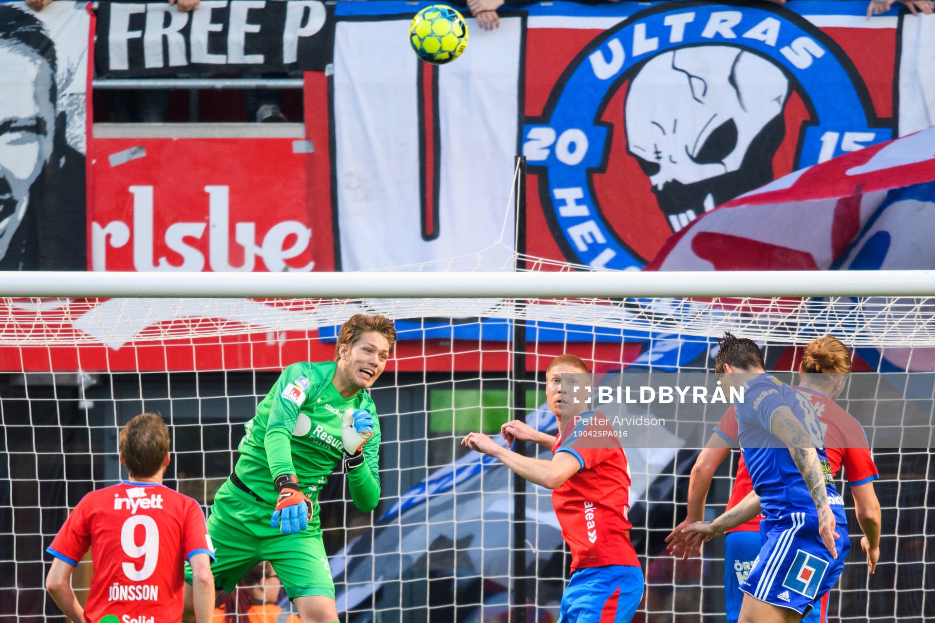 Helsingborgs målvakt Kalle Joelsson boxar bort framför