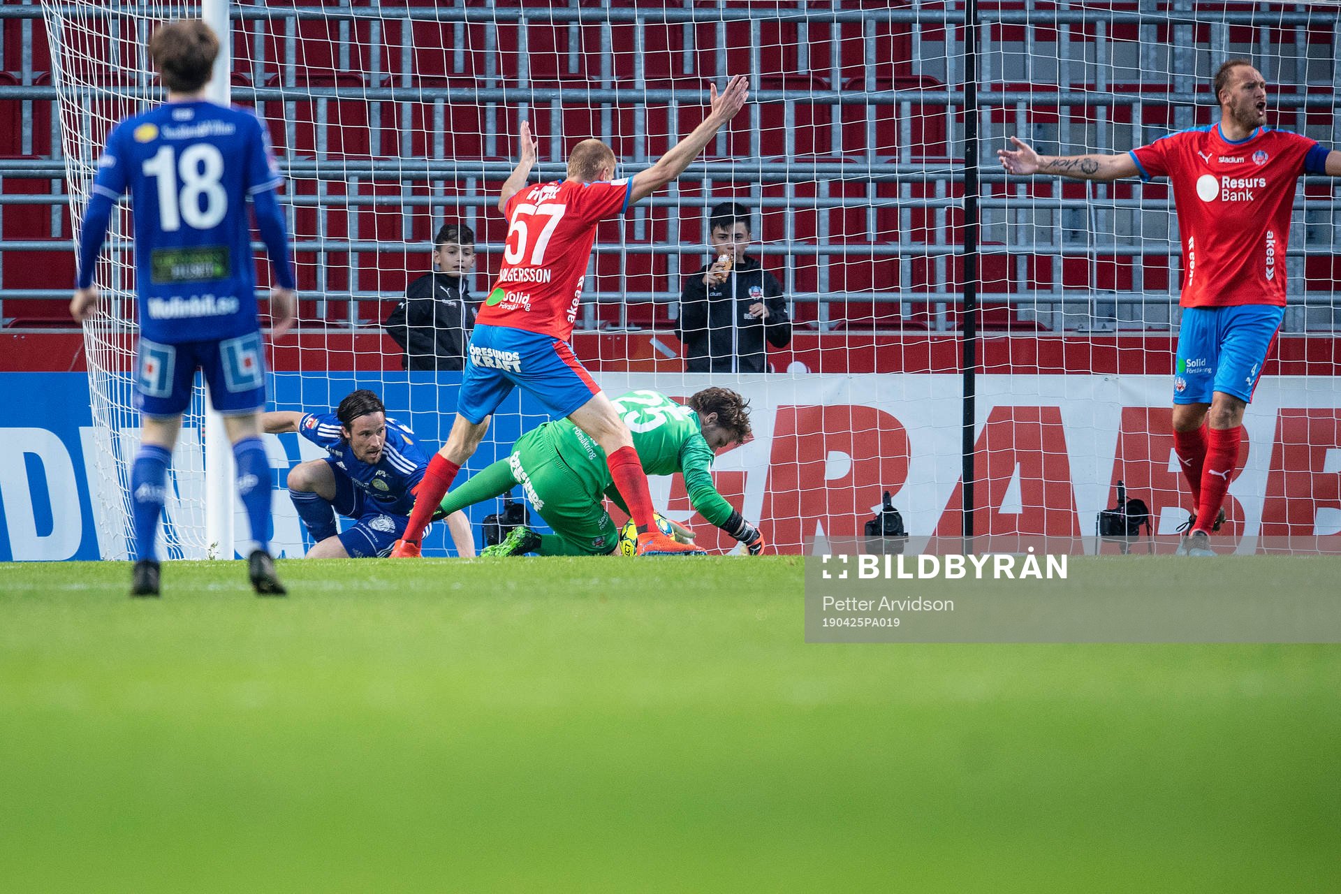 Helsingborgs målvakt Kalle Joelsson räddar skott från