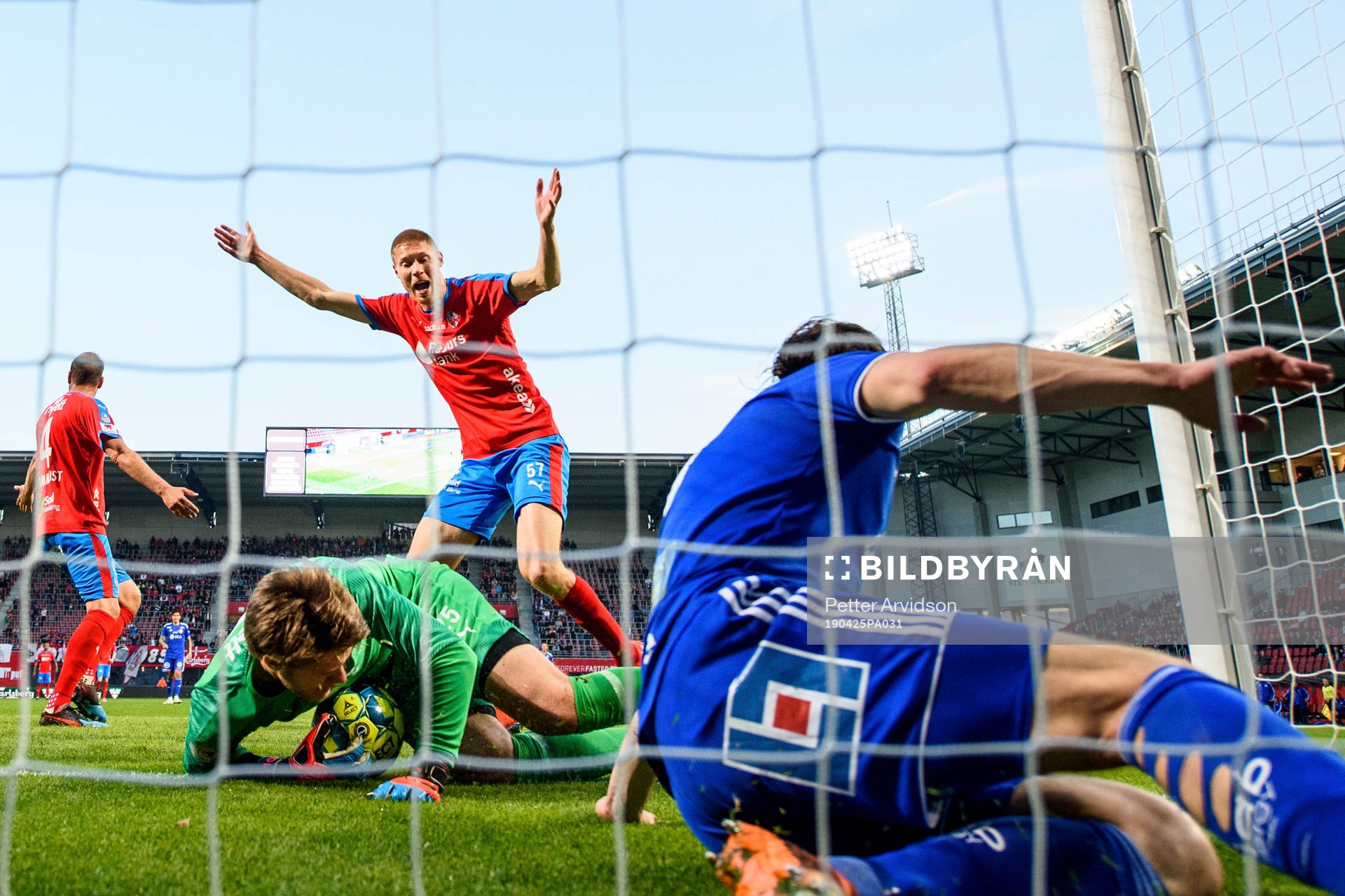 Helsingborgs målvakt Kalle Joelsson räddar på mållinjen