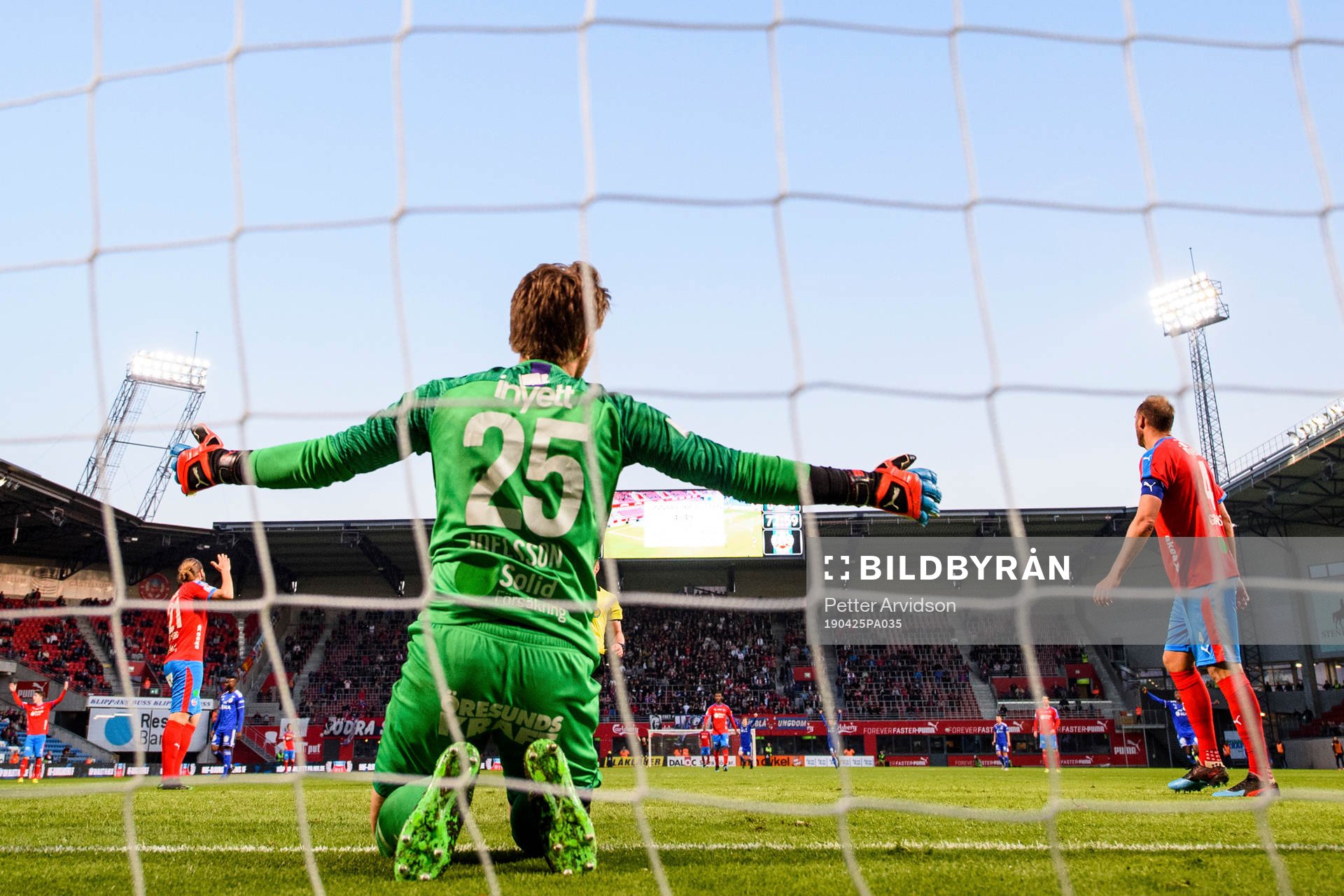 Helsingborgs målvakt Kalle Joelsson deppar
