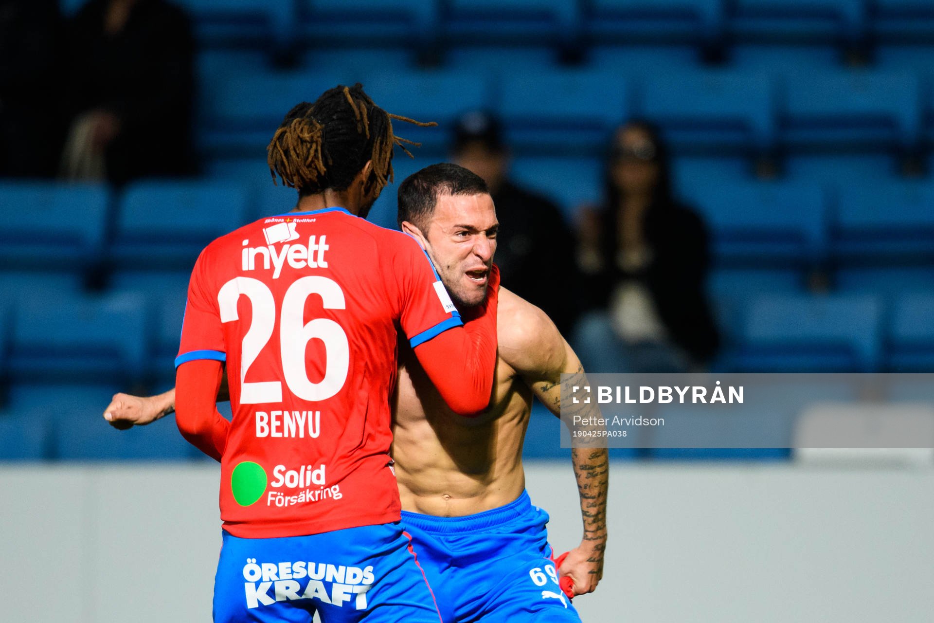Helsingborgs David Boysen jublar med Kundai Benyu