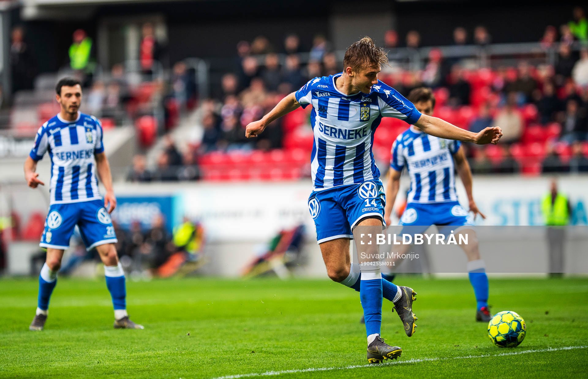 IFK Göteborgs Benjamin Nygren klackar bollen