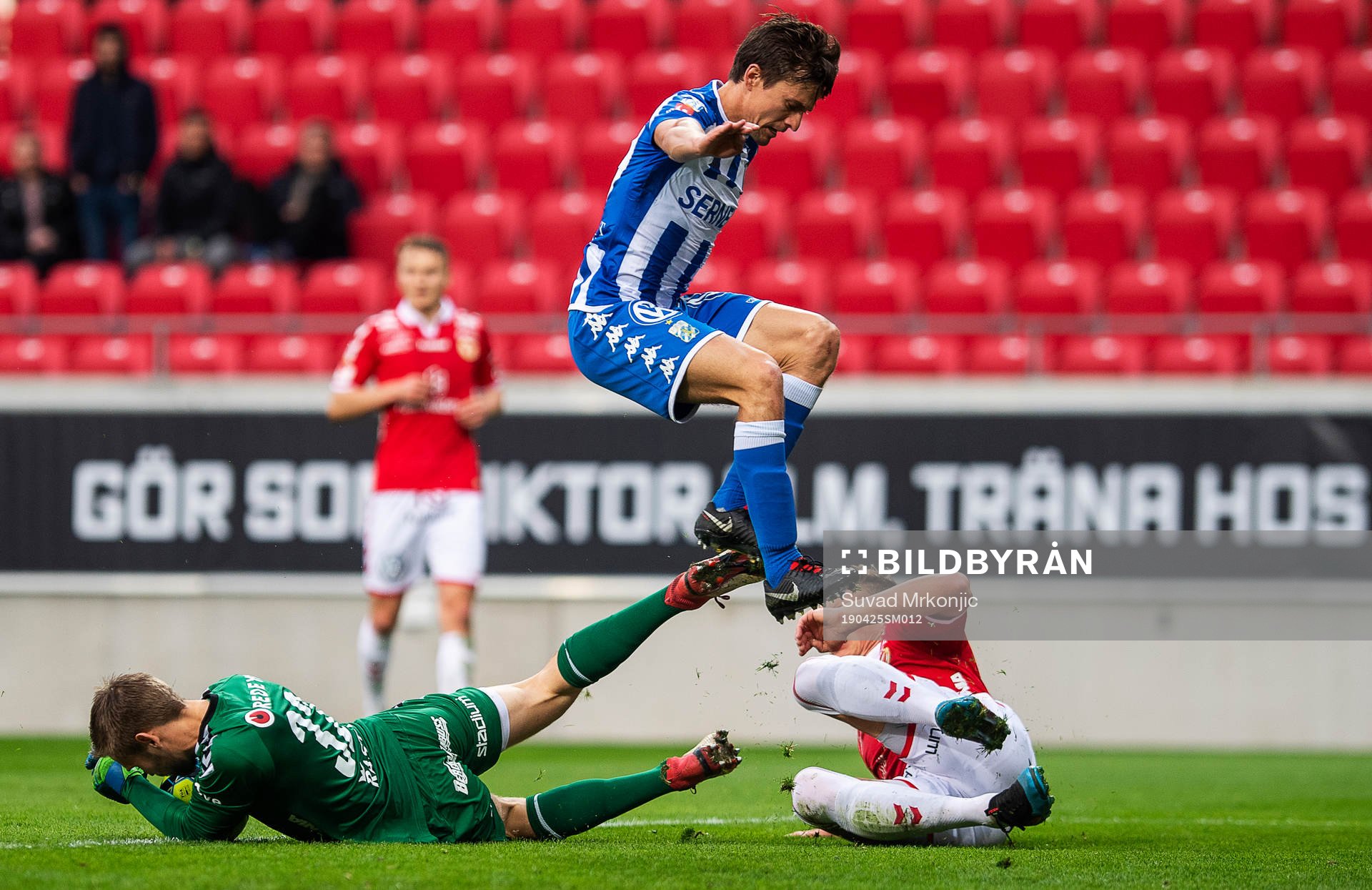 IFK Göteborgs Lasse Vibe och Kalmars målvakt Lucas