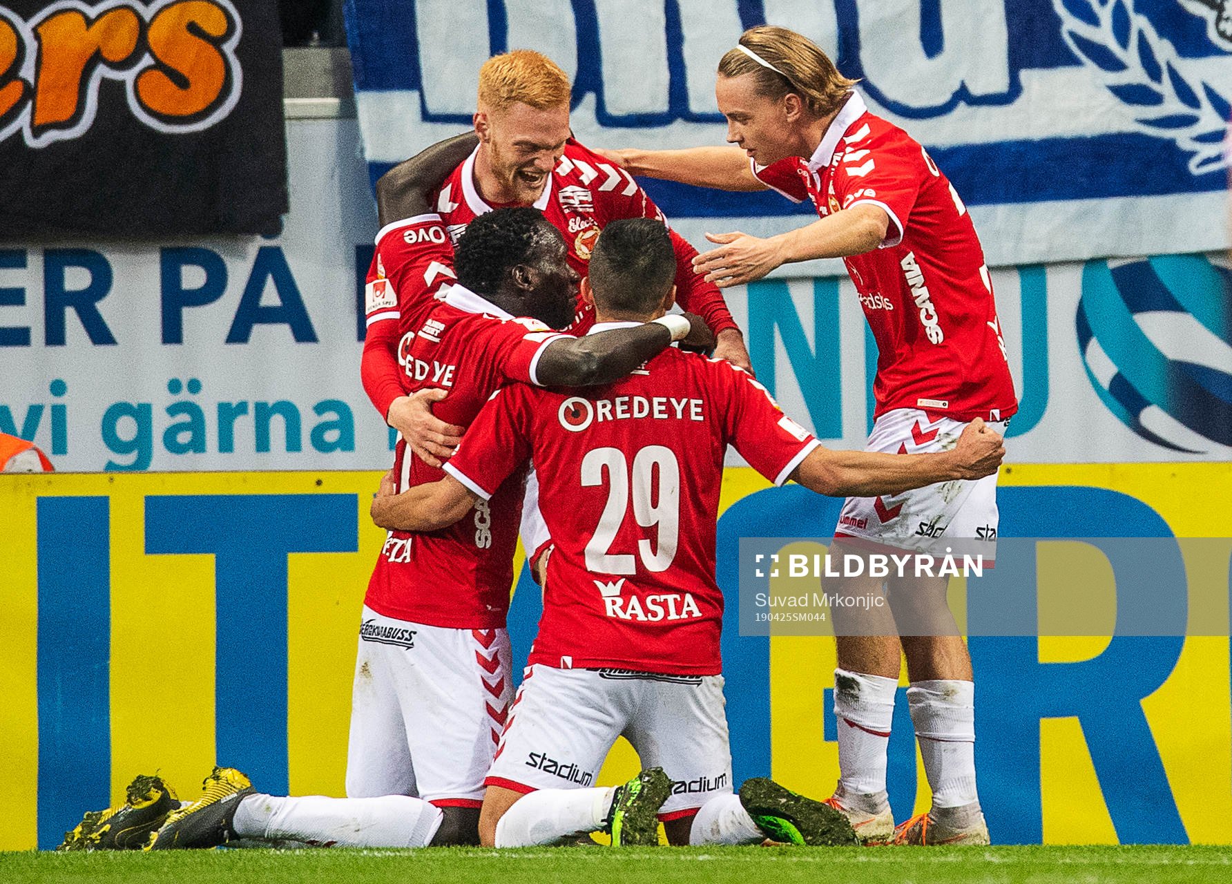 Kalmars Papa Alioune Diouf jublar med lagkamrater efter sitt 1-0 mål under fotbollsmatchen i Allsvenskan mellan Kalmar och IFK Göteborg den 25 april 2019 i Kalmar.