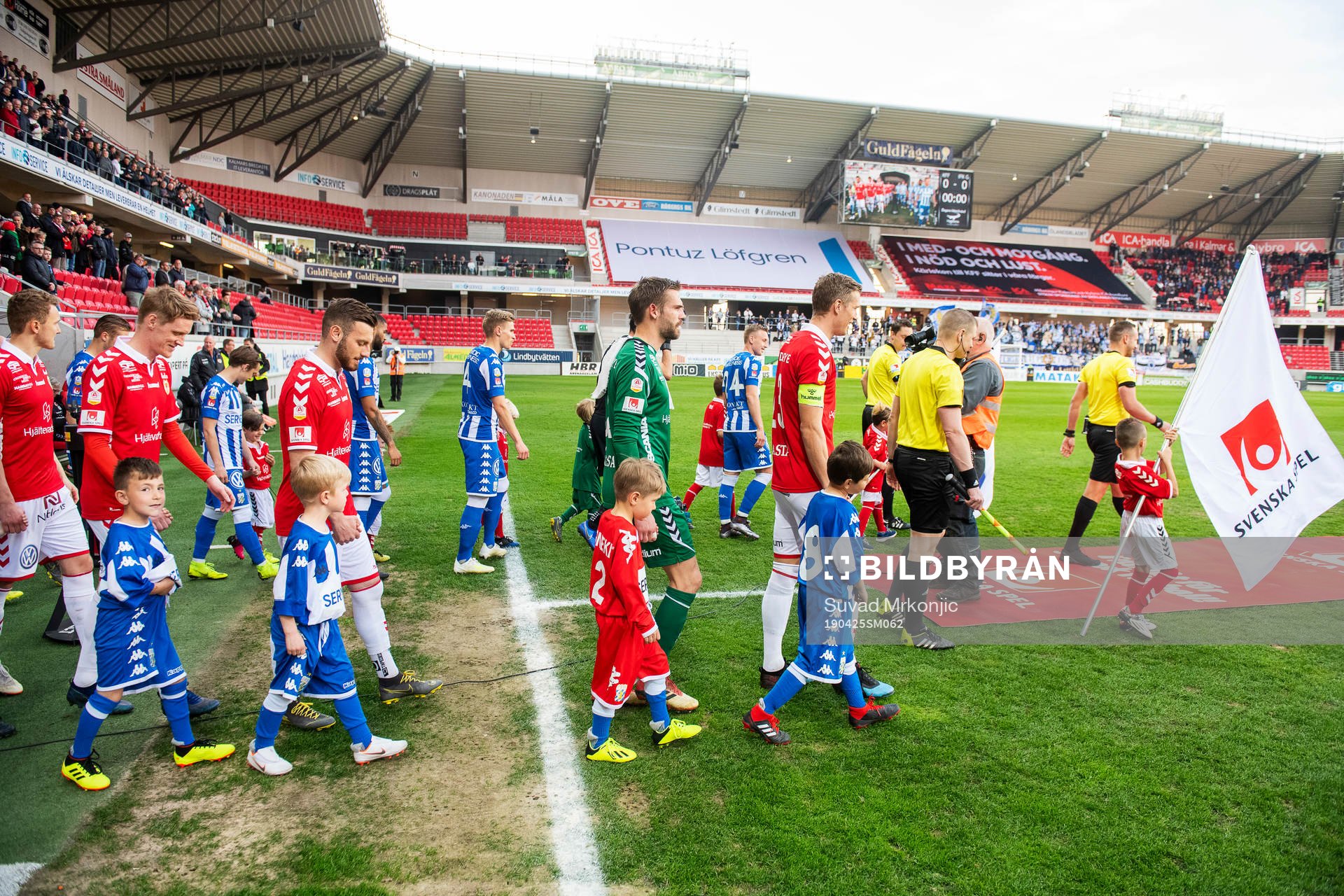 Kalmarspelarna och IFK Göteborgspelarna tågar in
