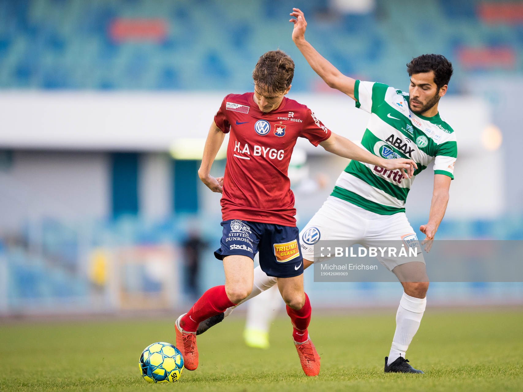 Örgrytes Jakob Lindström och Västerås Karwan Safari under fotbollsmatchen i Superettan mellan Örgryte och Västerås den 26 april 2019 i Göteborg.