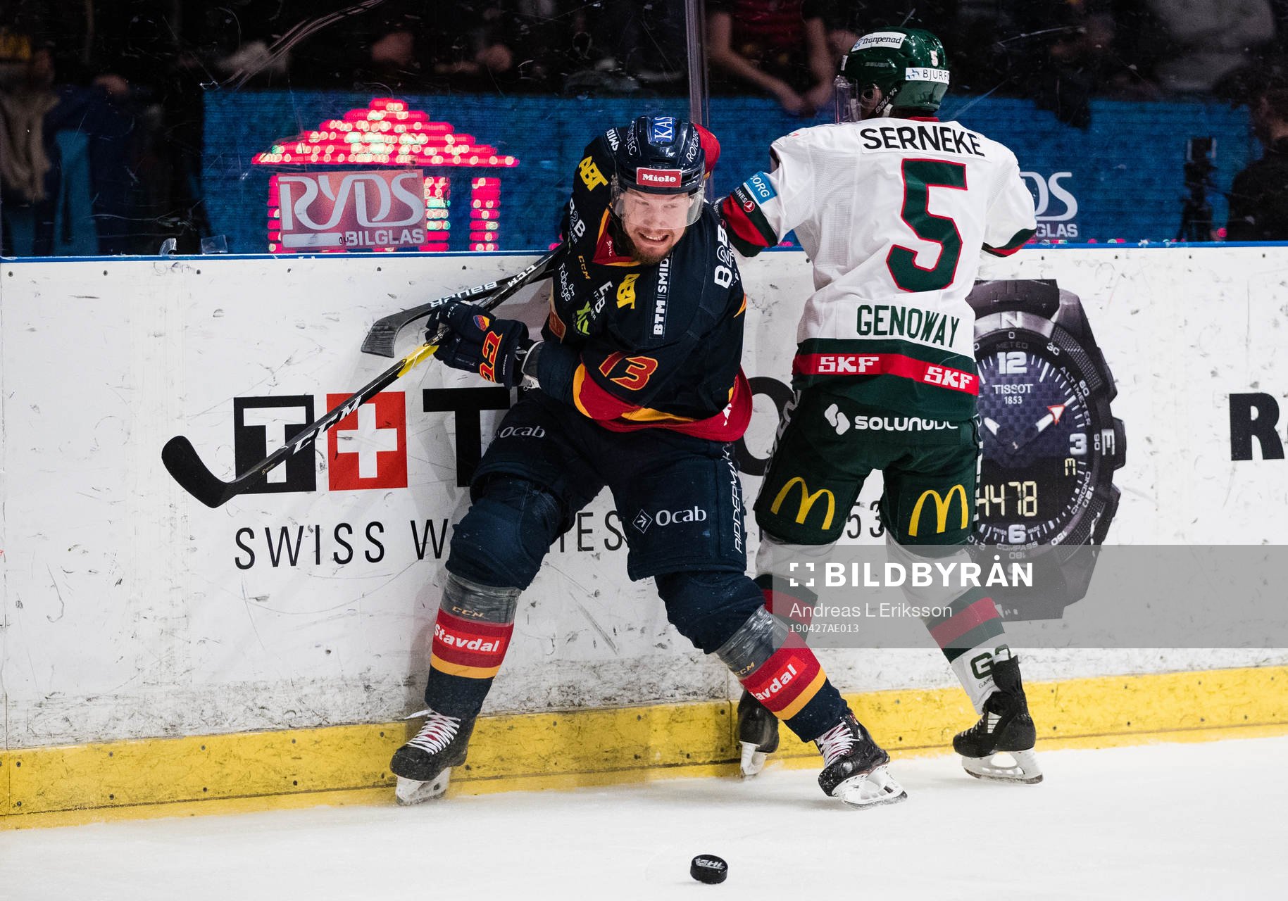 Djurgårdens Petteri Wirtanen i kamp om pucken med