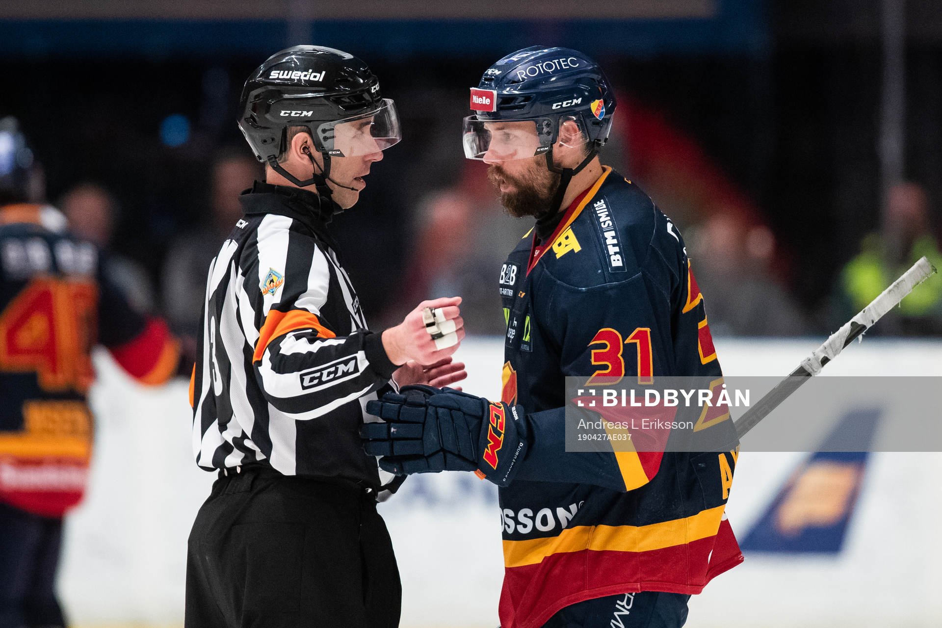 Domare Linus Öhlund diskuterar med Djurgårdens Dick