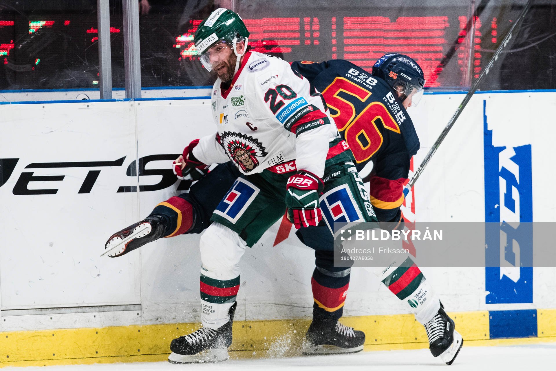 Frölundas Joel Lundqvist i en närkamp med Djurgårdens