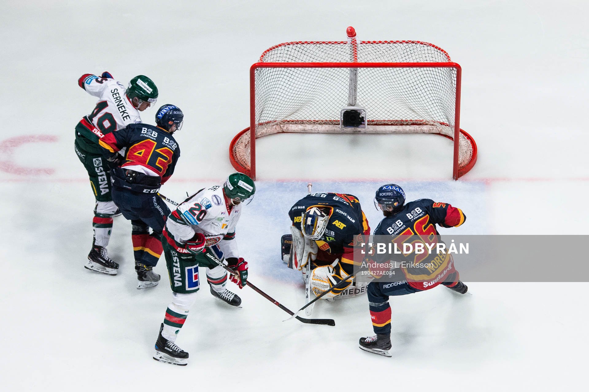 Djurgårdens målvakt Adam Reideborn blockerar pucken