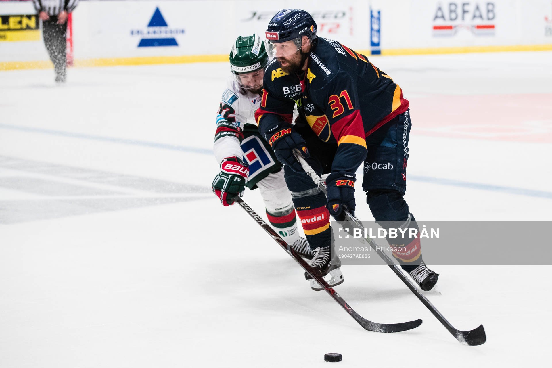 Frölundas Patrik Carlsson i kamp om pucken med