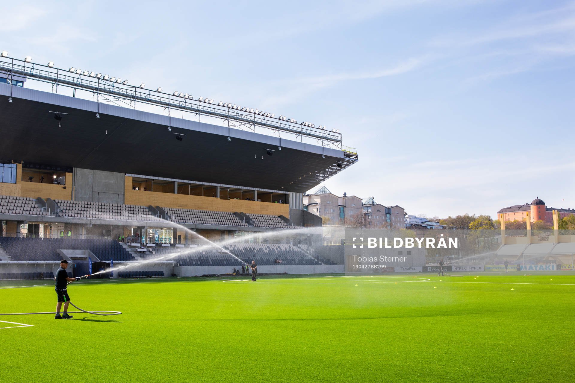 Vattning av fotbollsplanen innan fotbollsmatchen i