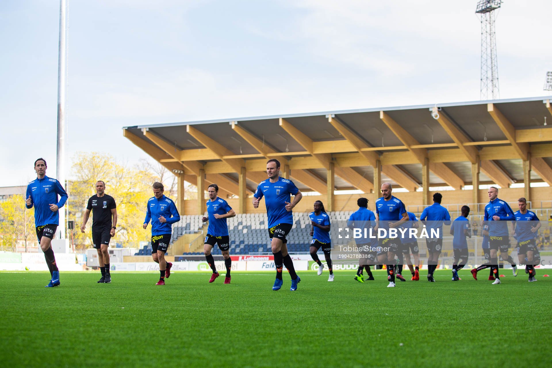 Sirius värmer upp innan fotbollsmatchen i Allsvenskan