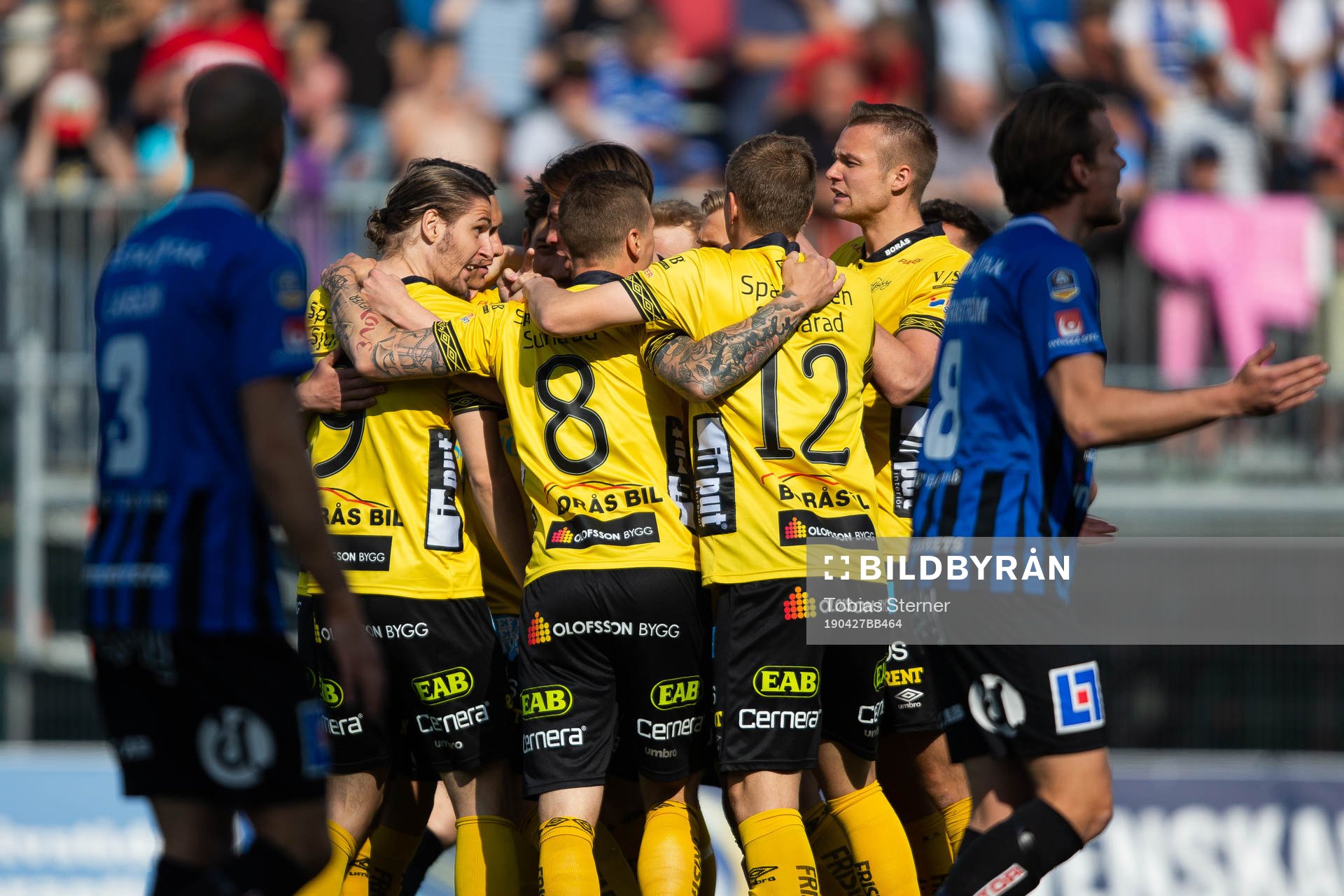 Elfsborgs Pawel Cibicki jublar med lagkamrater efter 1-1 under fotbollsmatchen i Allsvenskan mellan Sirius och Elfsborg den 27 april 2019 i Uppsala.