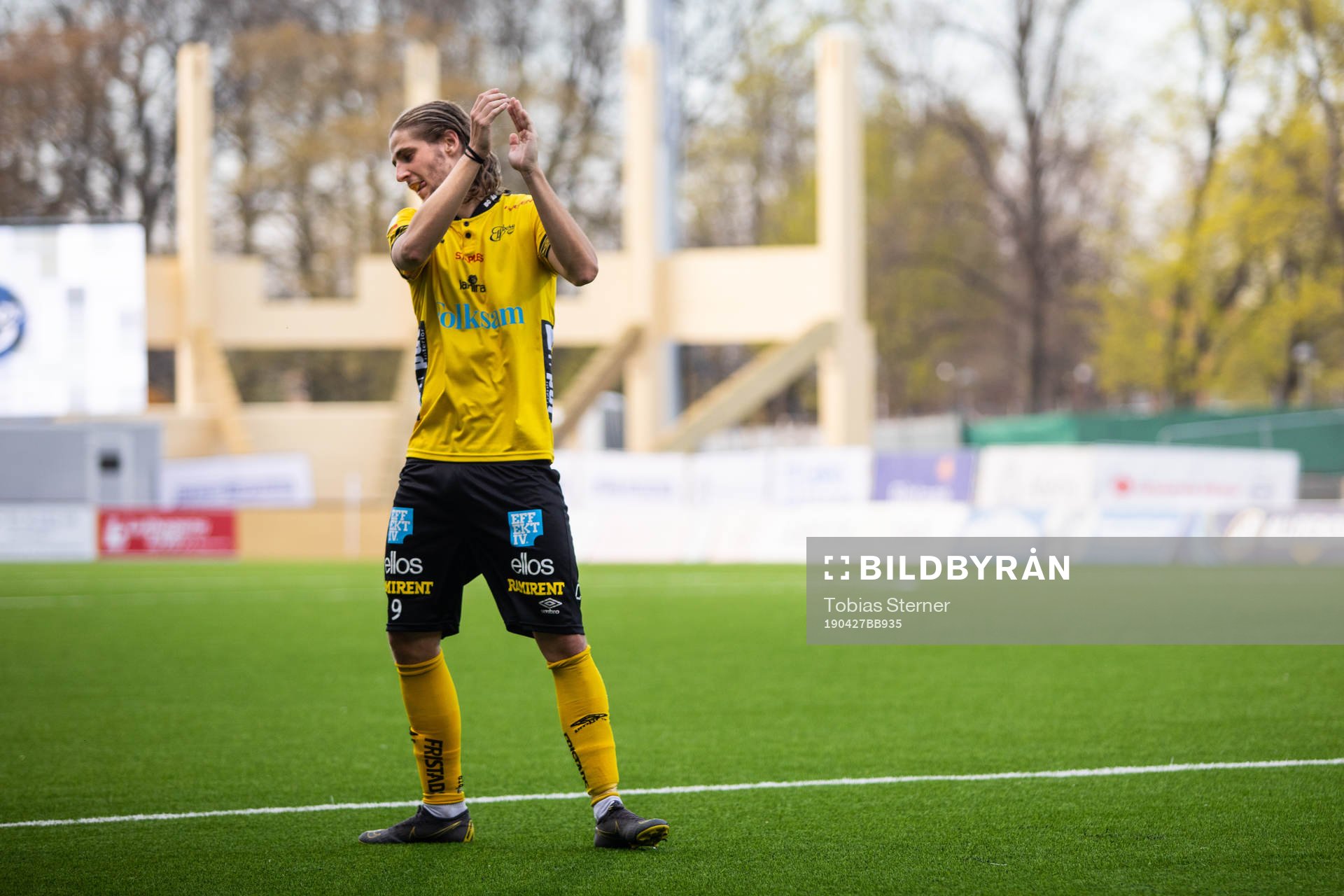 Elfsborgs Pawel Cibicki tackar publiken