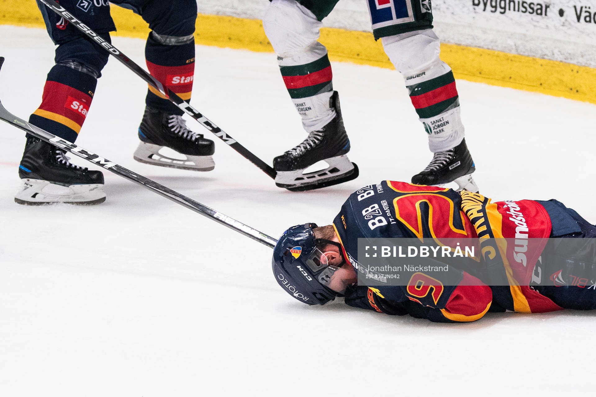 Djurgårdens Sebastian Strandberg ligger på isen