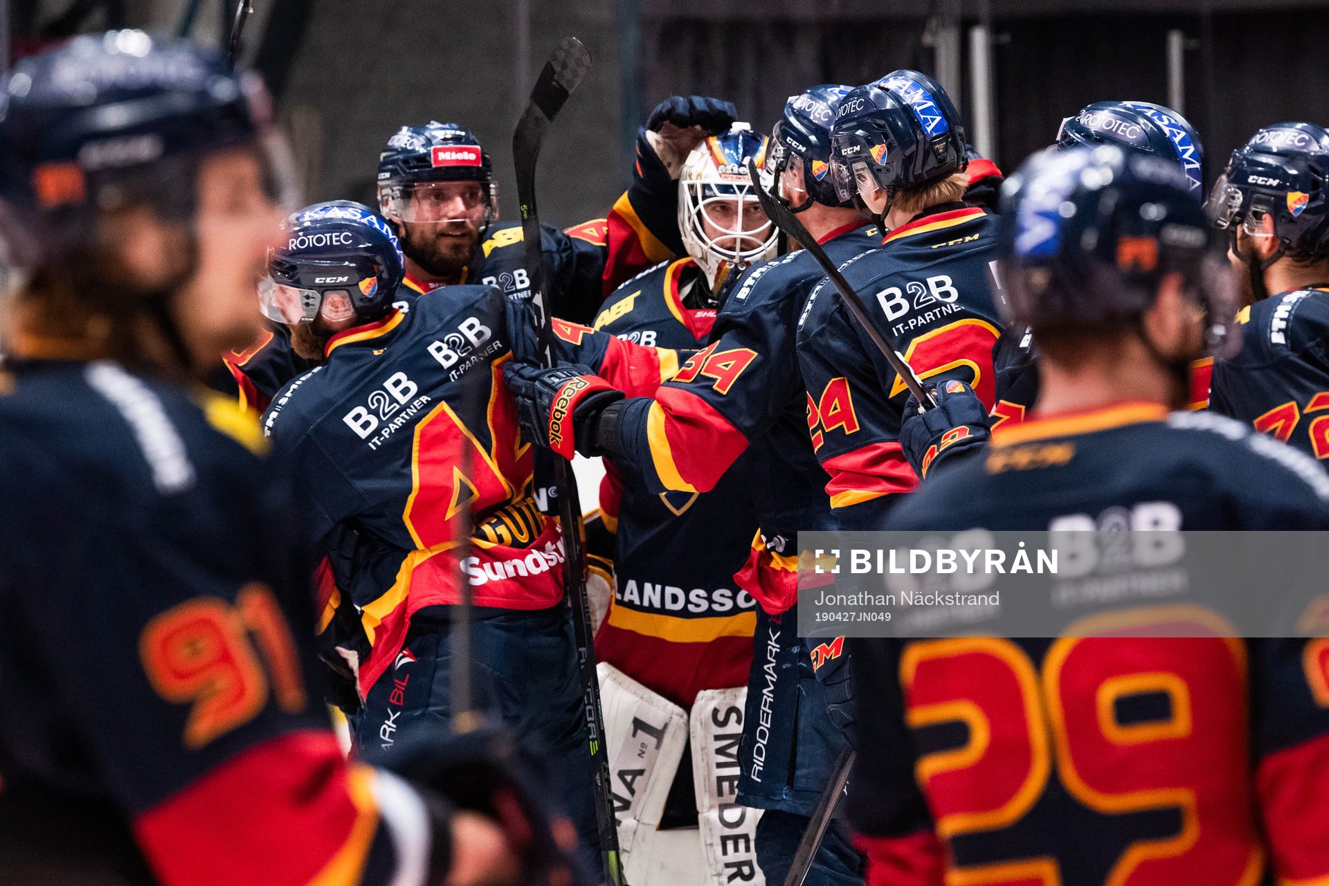 Djurgårdens målvakt Adam Reideborn jublar med lagkamrater