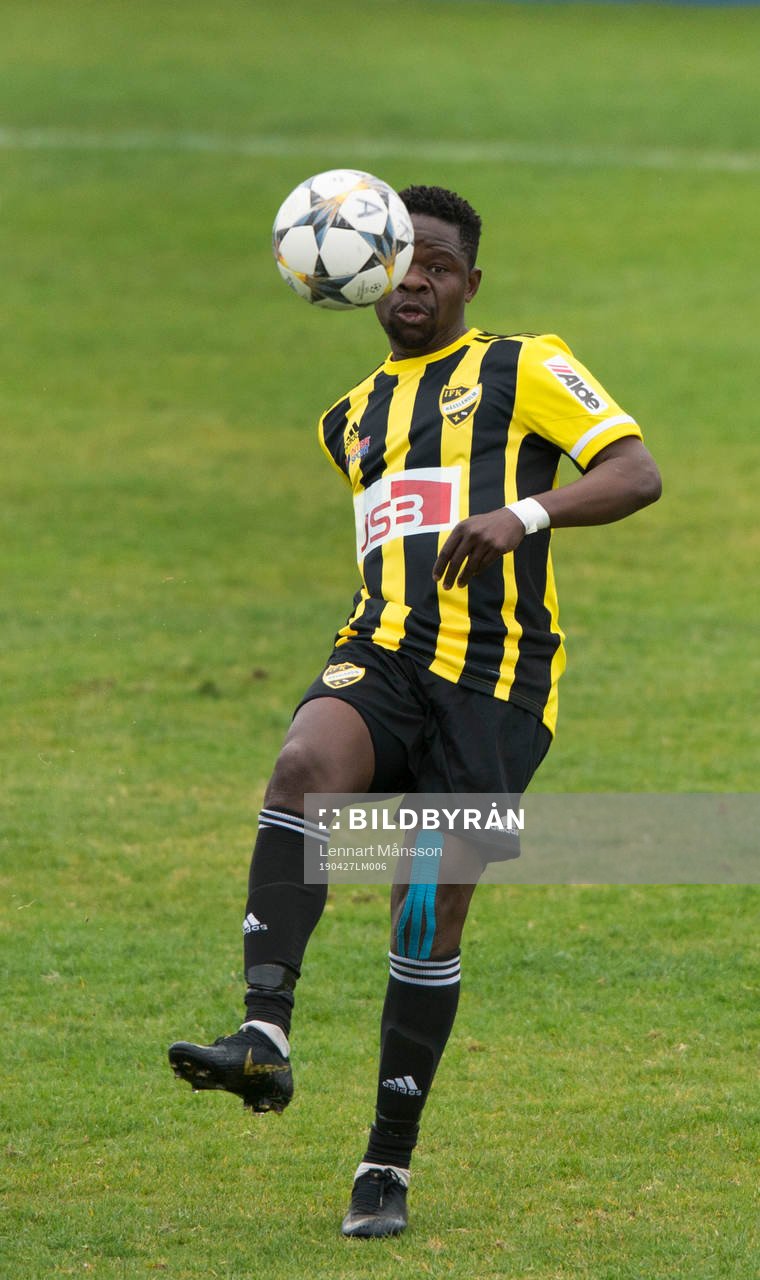IFK Hässleholms Patrick Osiako i matchen i division 2