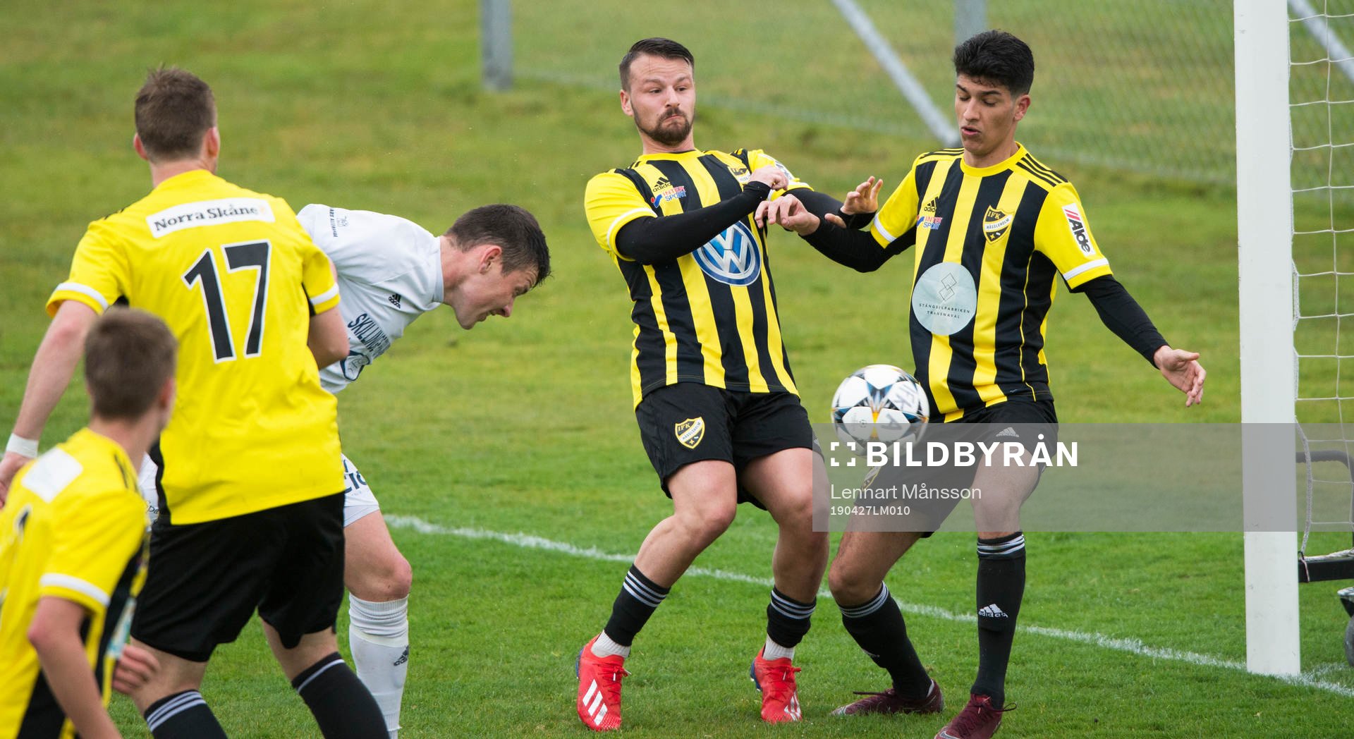 En Österlen-spelare nickar mot IFK-målet, Nikola Zivanovic och Mustafa Owaid försöker stoppa i matchen i division 2 mellan IFK Hässleholm och Österlens FF i Hässleholm 27 april 2019.