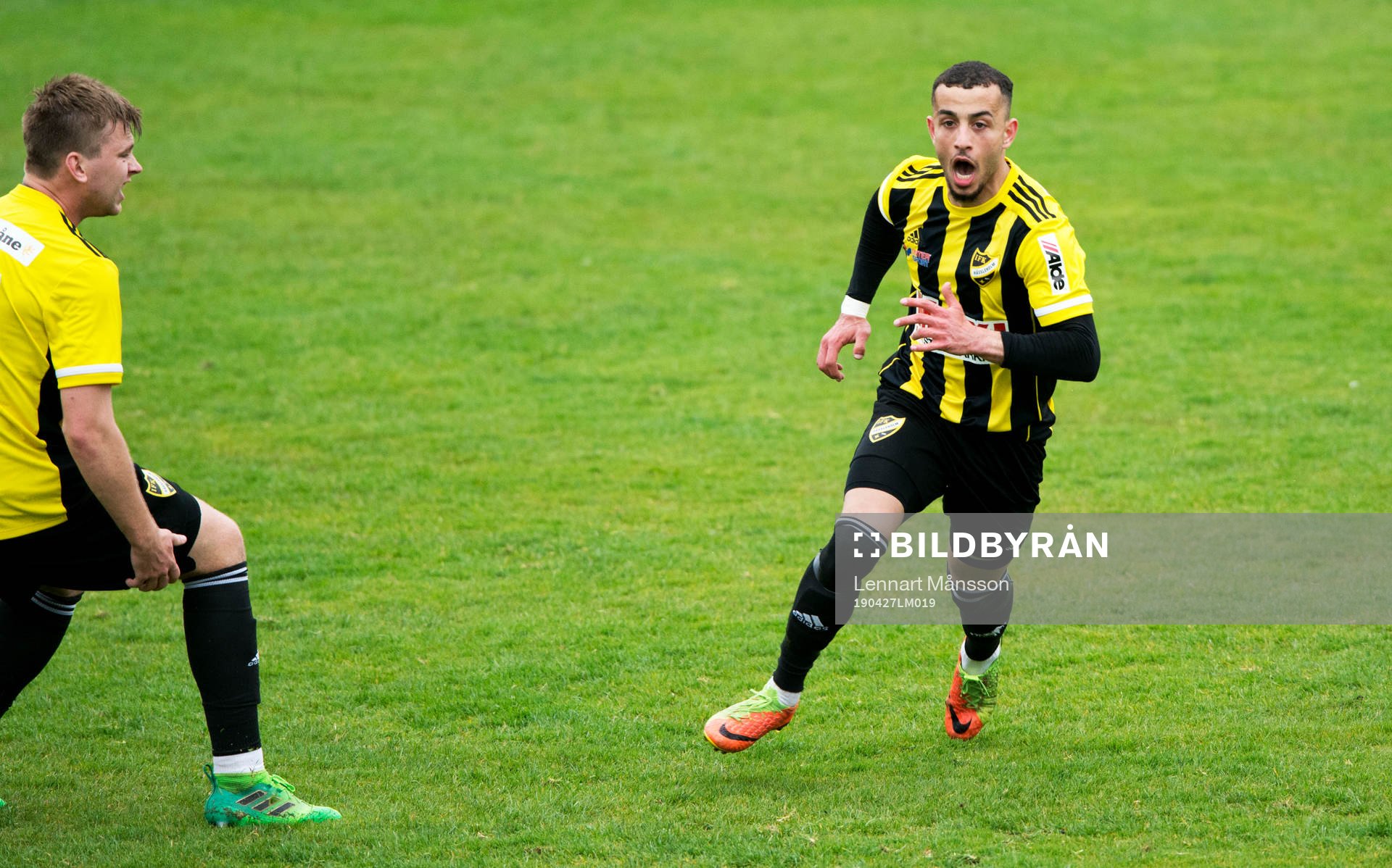 IFK Hässleholms Mohammed Hamdan har gjort mål och jublar,