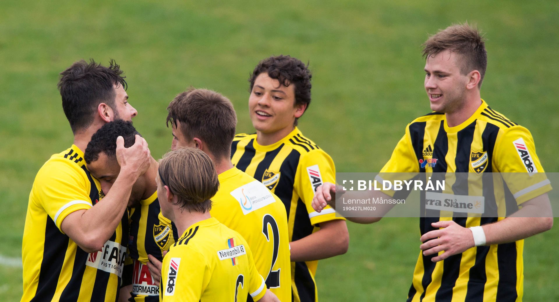 IFK Hässleholms spelare grattar målskytten Mohammed