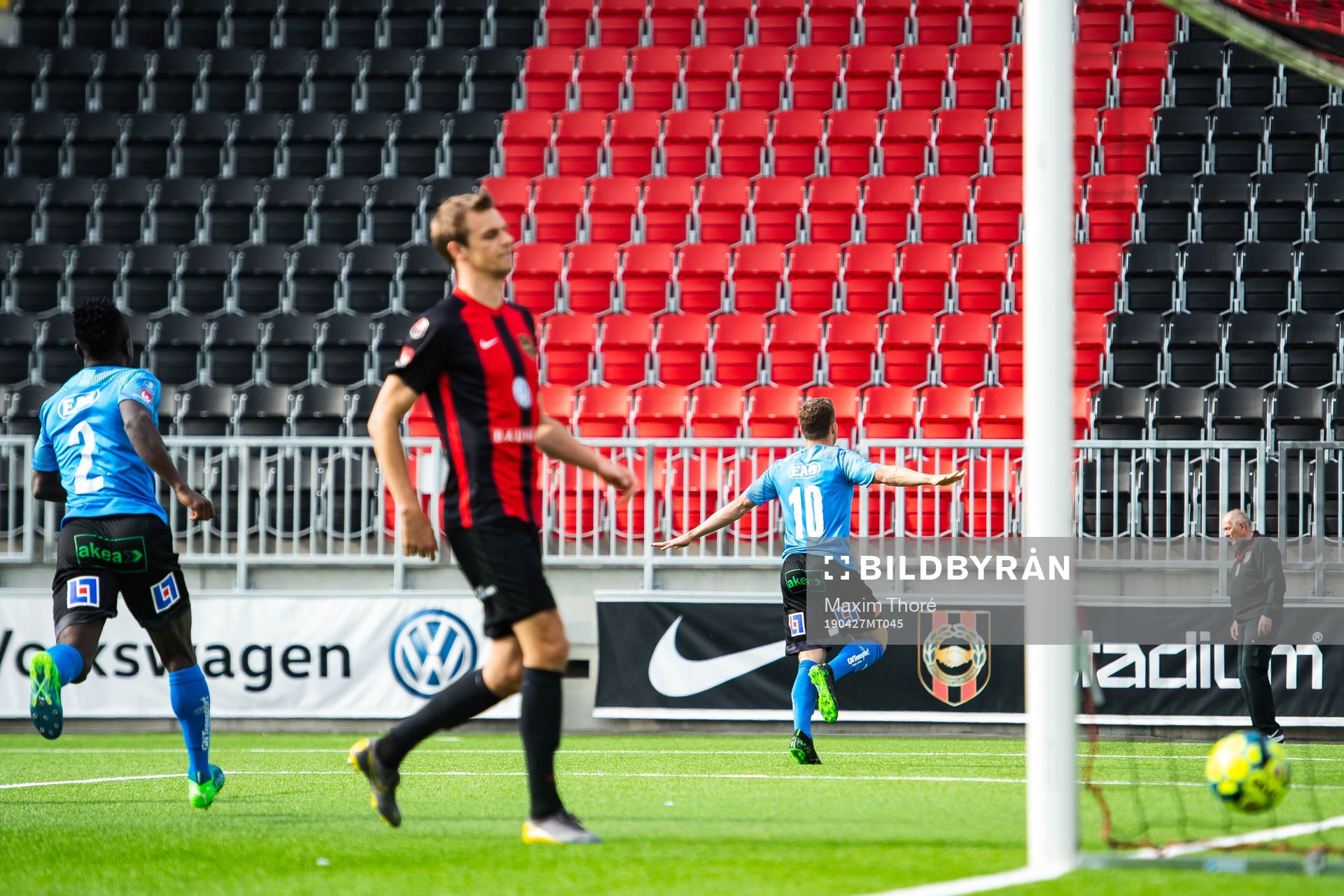 Halmstads Gabriel Gudmundsson jublar efter 0-1 under fotbollsmatchen i Superettan mellan Brommapojkarna och Halmstad den 27 april 2019 i Stockholm.