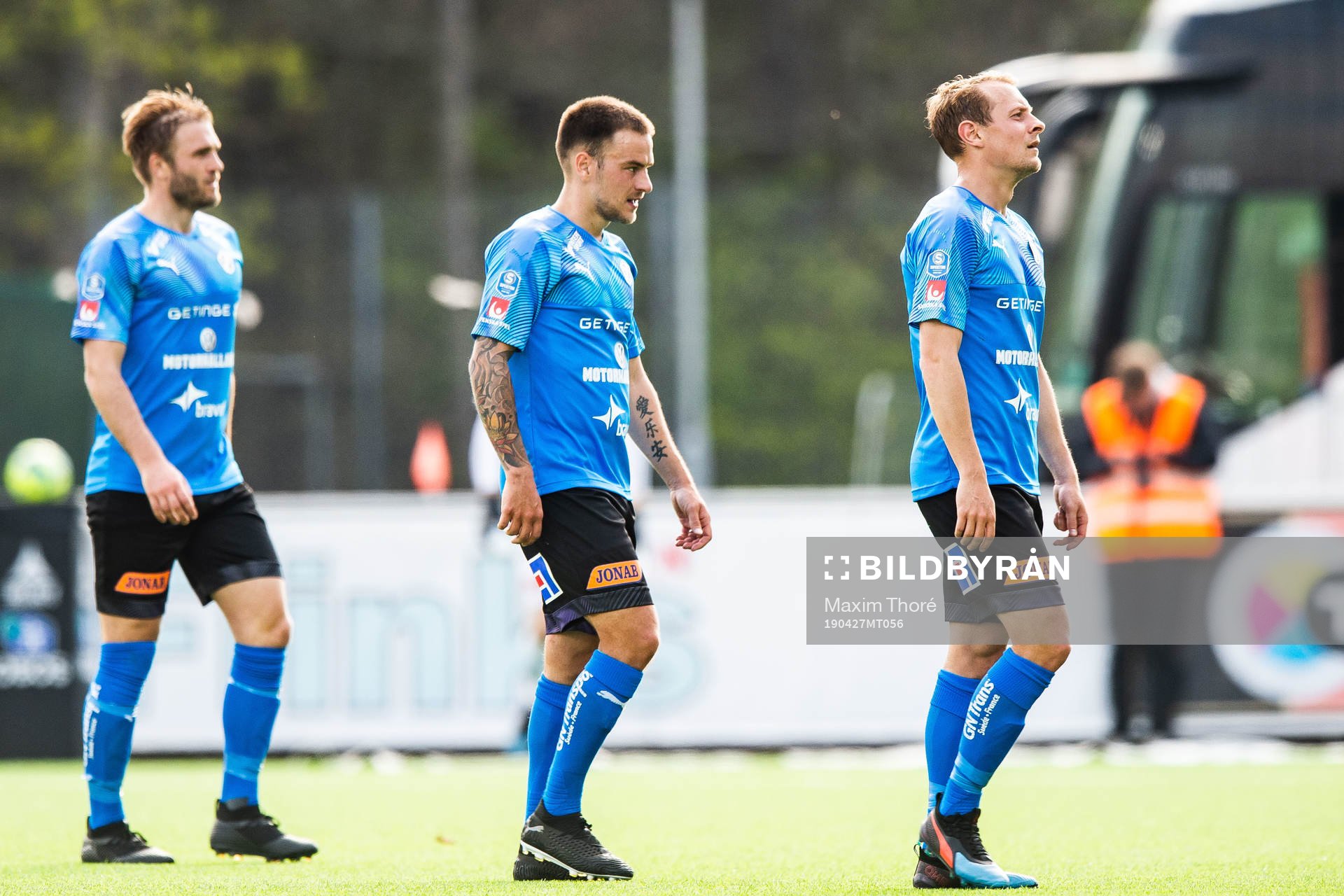 Halmstads Pontus Silfwer deppar med lagkamrater i halvtid