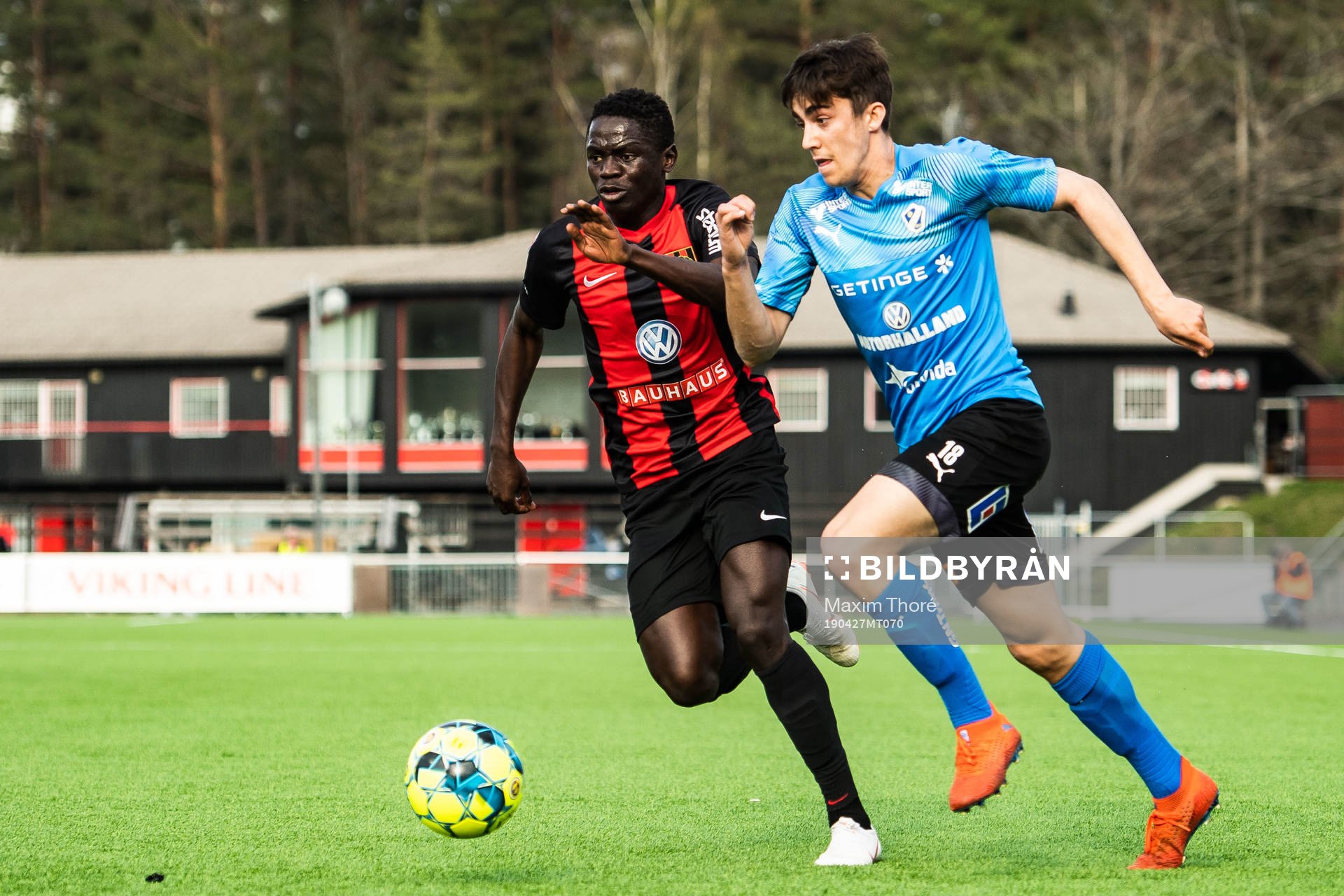 Brommapojkarnas Eric Johana Omondi och Halmstads Emil tot