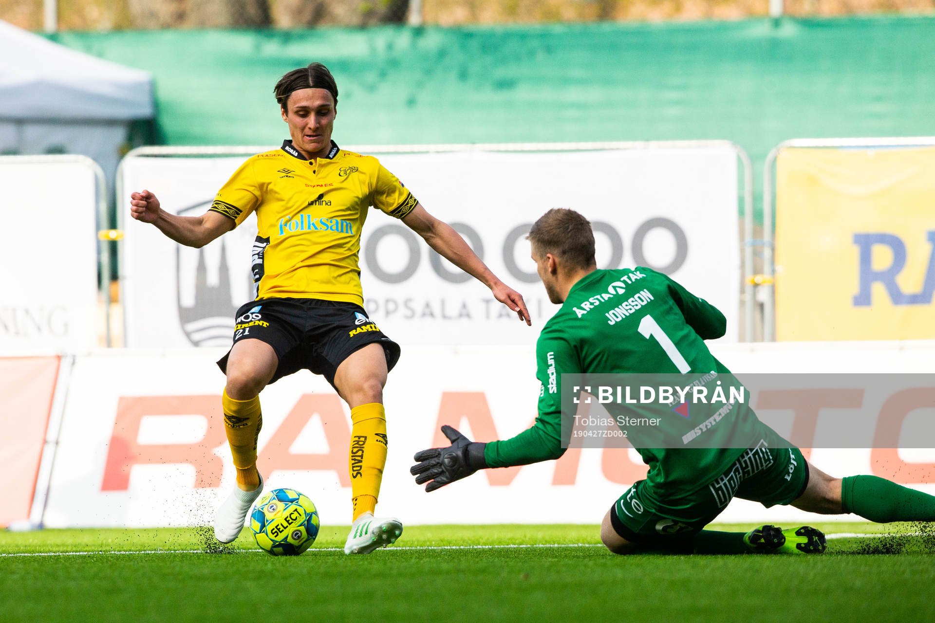 Elfsborgs Jonathan Levi och Sirius målvakt Lukas Jonsson