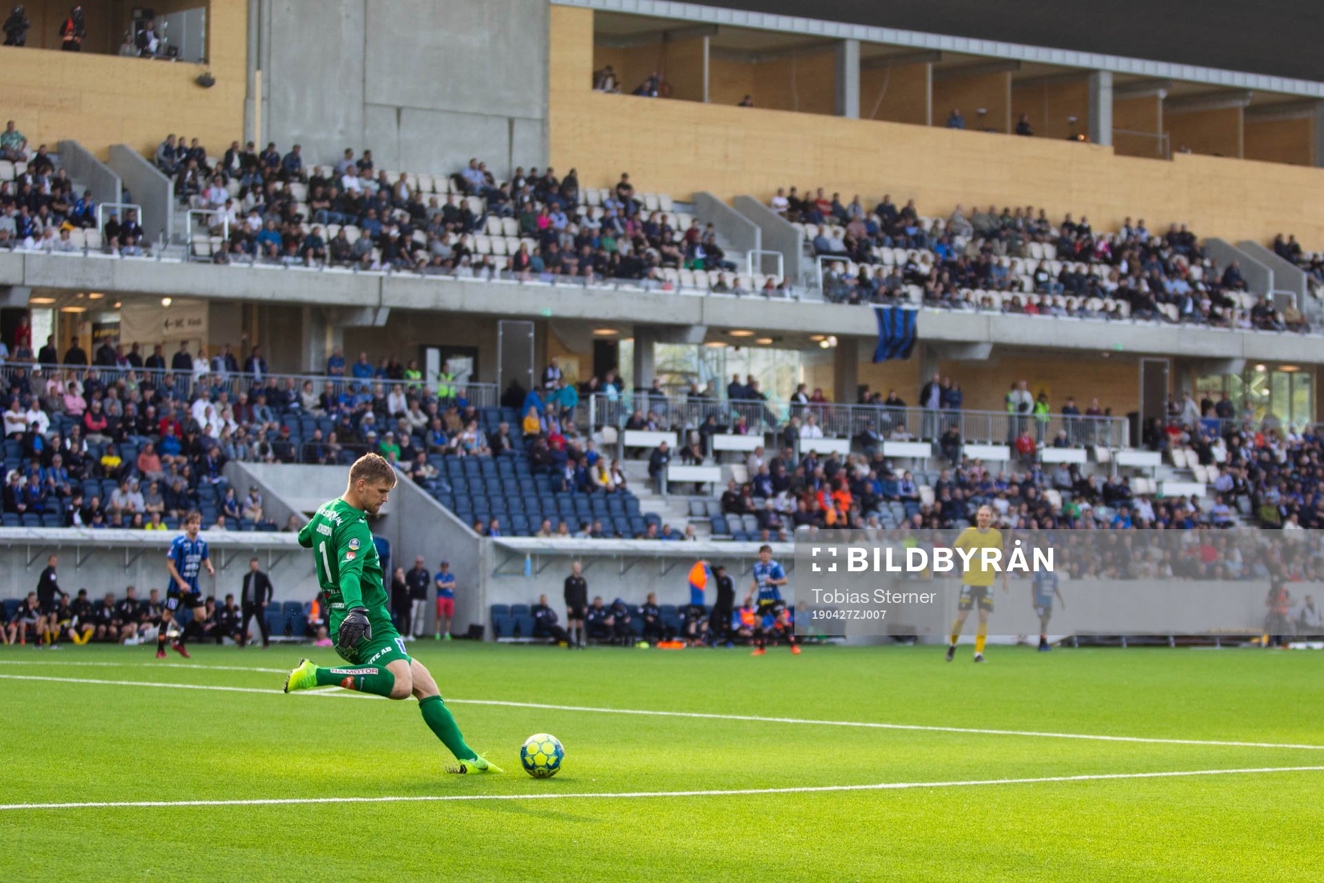 Sirius målvakt Lukas Jonsson skjuter en utspark