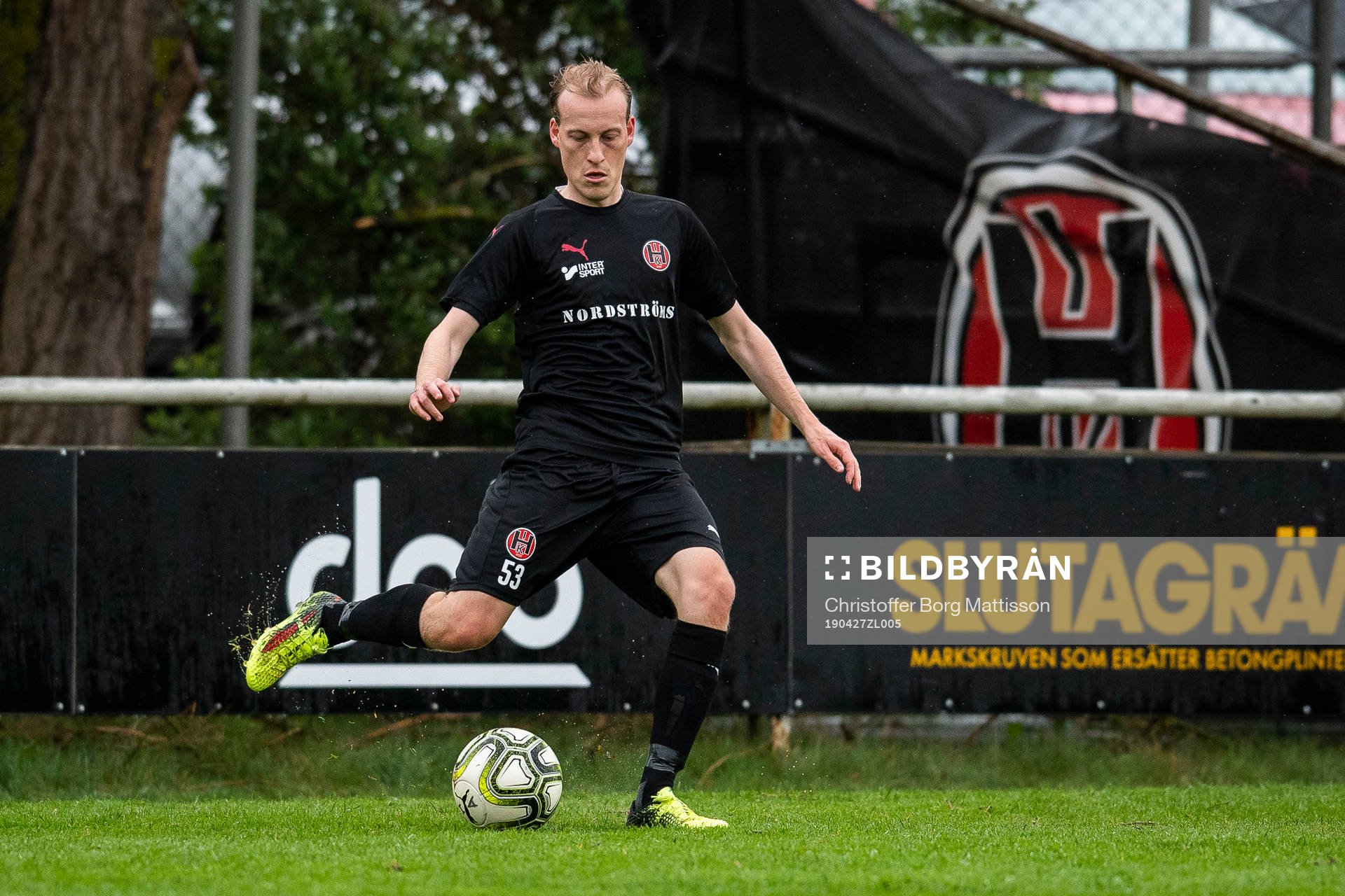 Hittarps Anton Ridell under fotbollsmatchen i Division 2 Västra Götaland mellan Hittarp och Ullared den 27 april 2019 i Helsingborg.