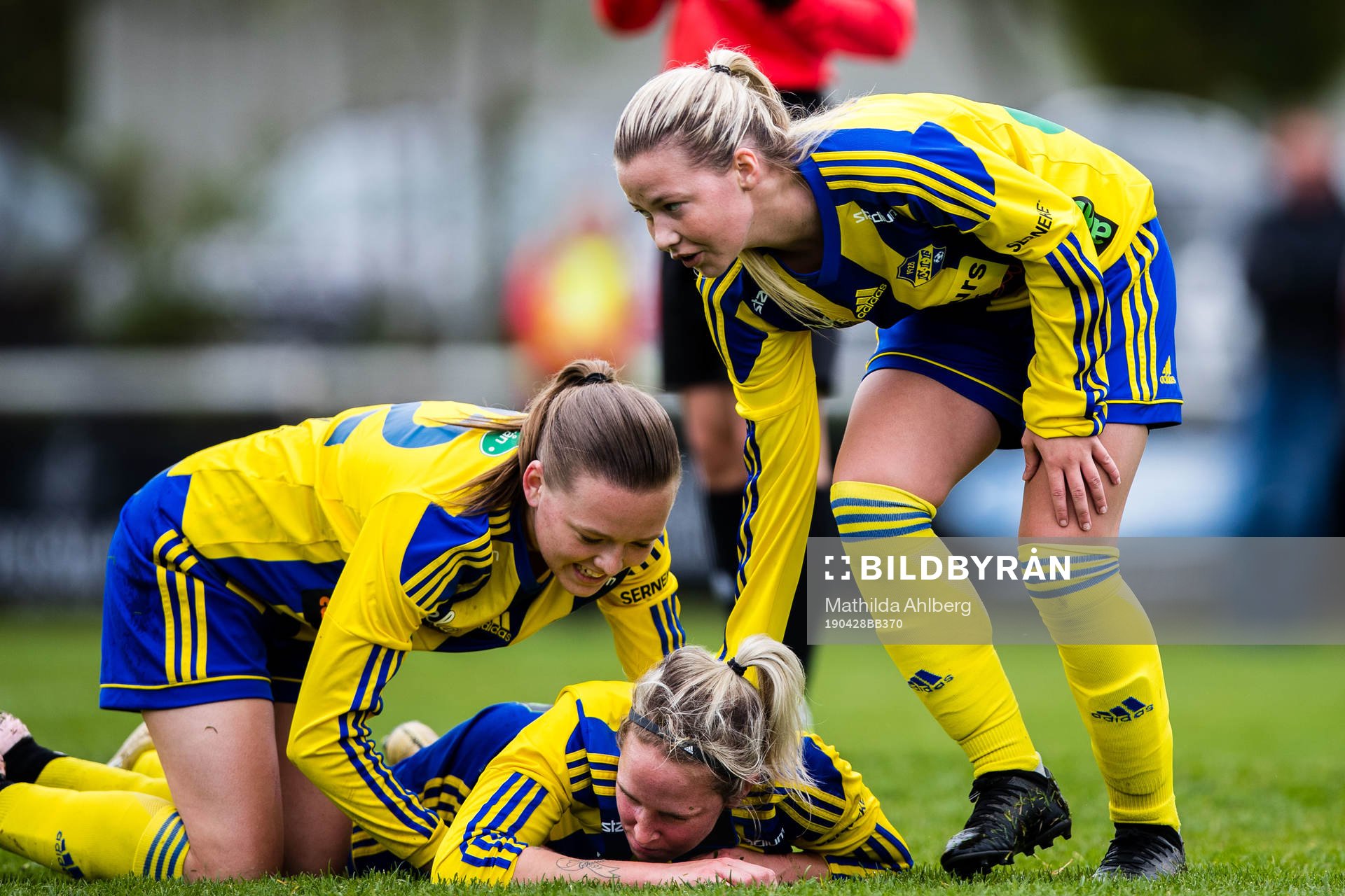 Eskilsminnes Jasmine Hansen jublar med lagkamrater under fotbollsmatchen i Div 1 Södra mellan Hittarp och Eskilsminne den 28 april 2019 i Helsingborg.