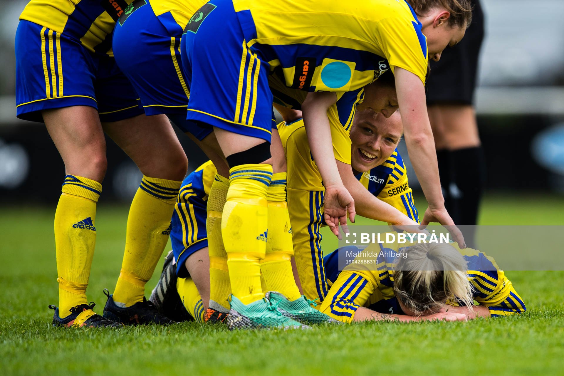 Eskilsminnes Jasmine Hansen jublar med lagkamrater under fotbollsmatchen i Div 1 Södra mellan Hittarp och Eskilsminne den 28 april 2019 i Helsingborg.