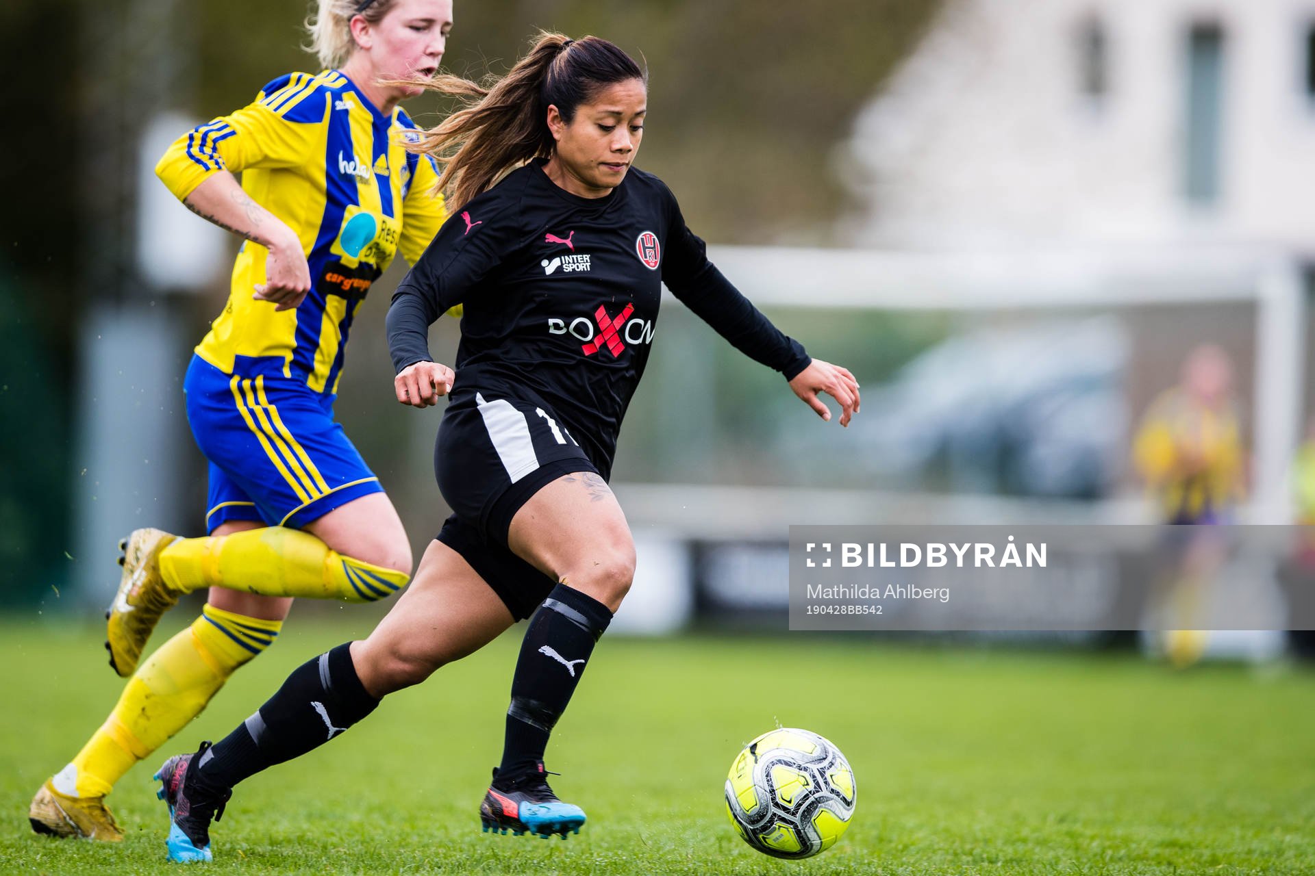 Eskilsminnes Jasmine Hansen och Hittarps Filippa Saiyawong under fotbollsmatchen i Div 1 Södra mellan Hittarp och Eskilsminne den 28 april 2019 i Helsingborg.